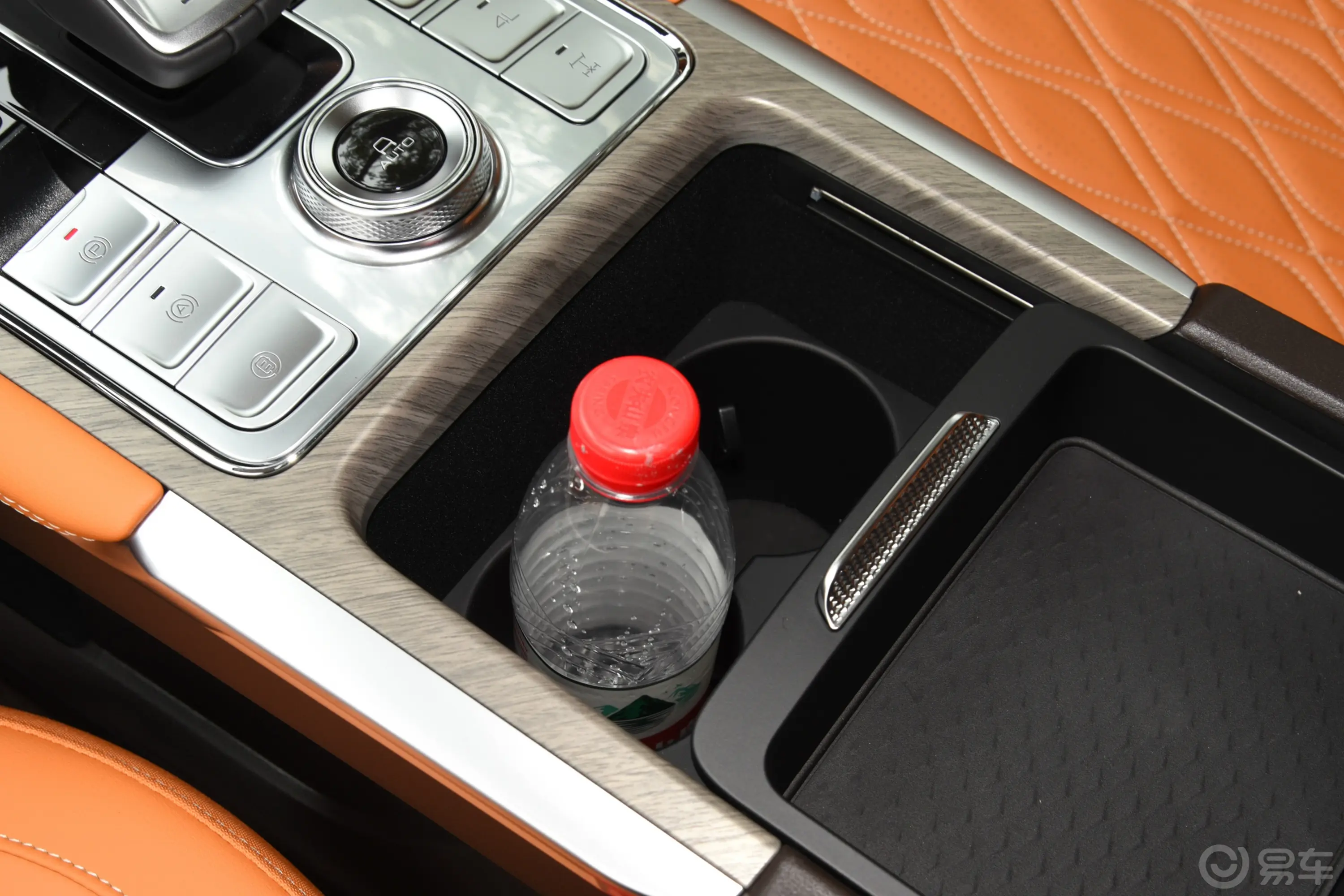 坦克500运动版 3.0T 登峰型 5座前排杯架