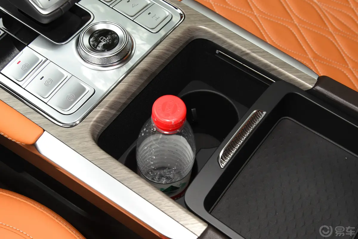 坦克500运动版 3.0T 登峰型 5座前排杯架