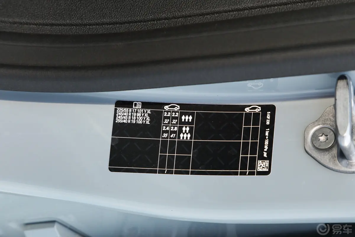 宝马4系四门轿跑车 425i M运动套装胎压信息铭牌