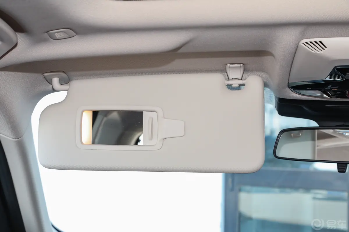 宝马X1sDrive25Li X设计套装驾驶位遮阳板
