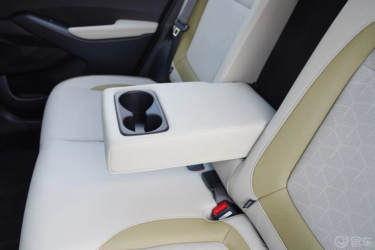 赛图斯1.4T 双离合尊贵奢享版后排(第二排)中央扶手