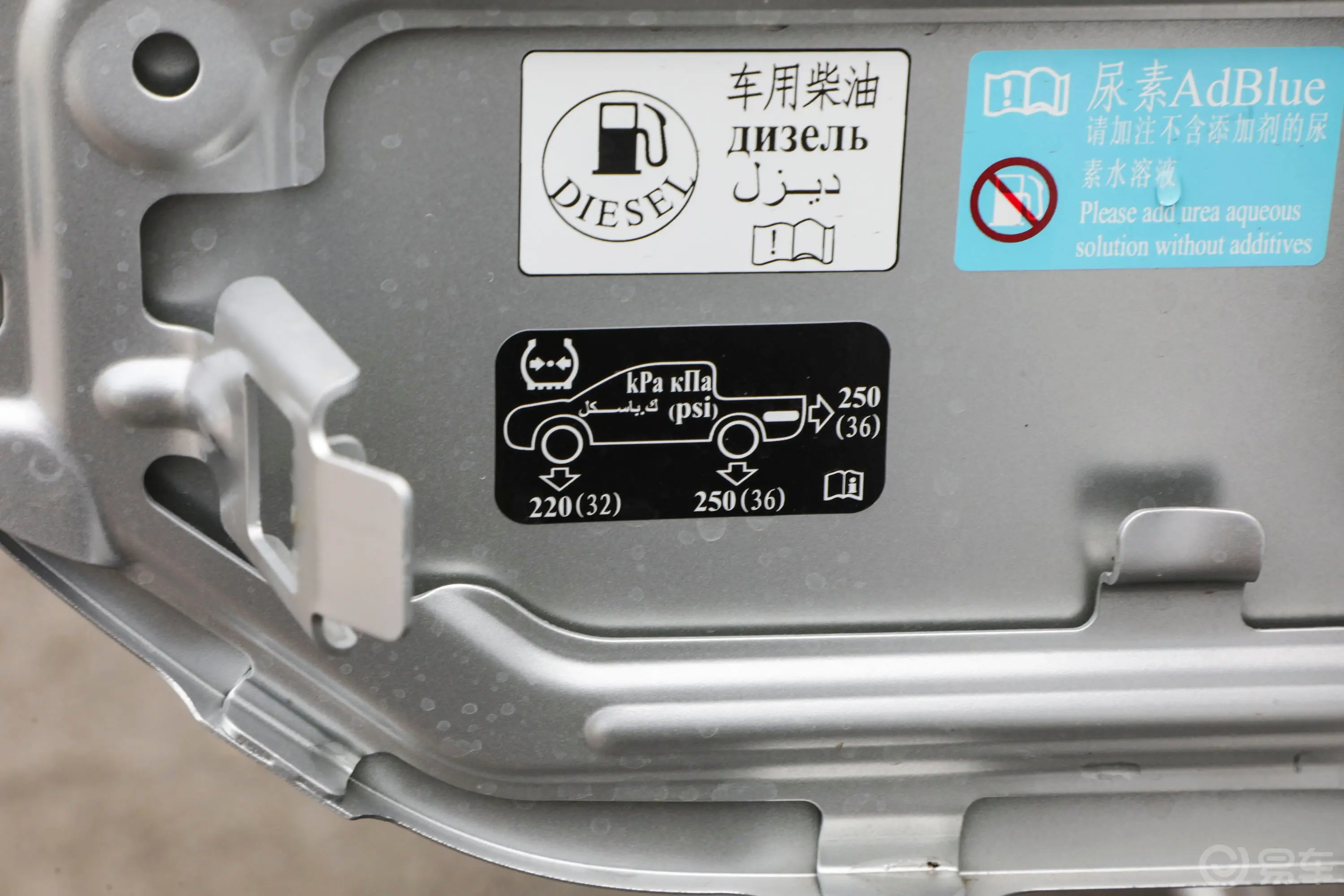 风骏52.0T 两驱长货箱精英型 柴油胎压信息铭牌