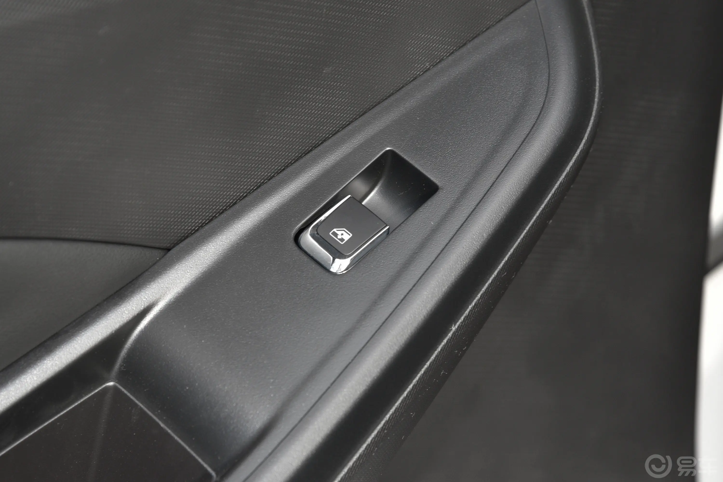 长安欧尚X5畅享版 1.5T 豪华型后车窗调节