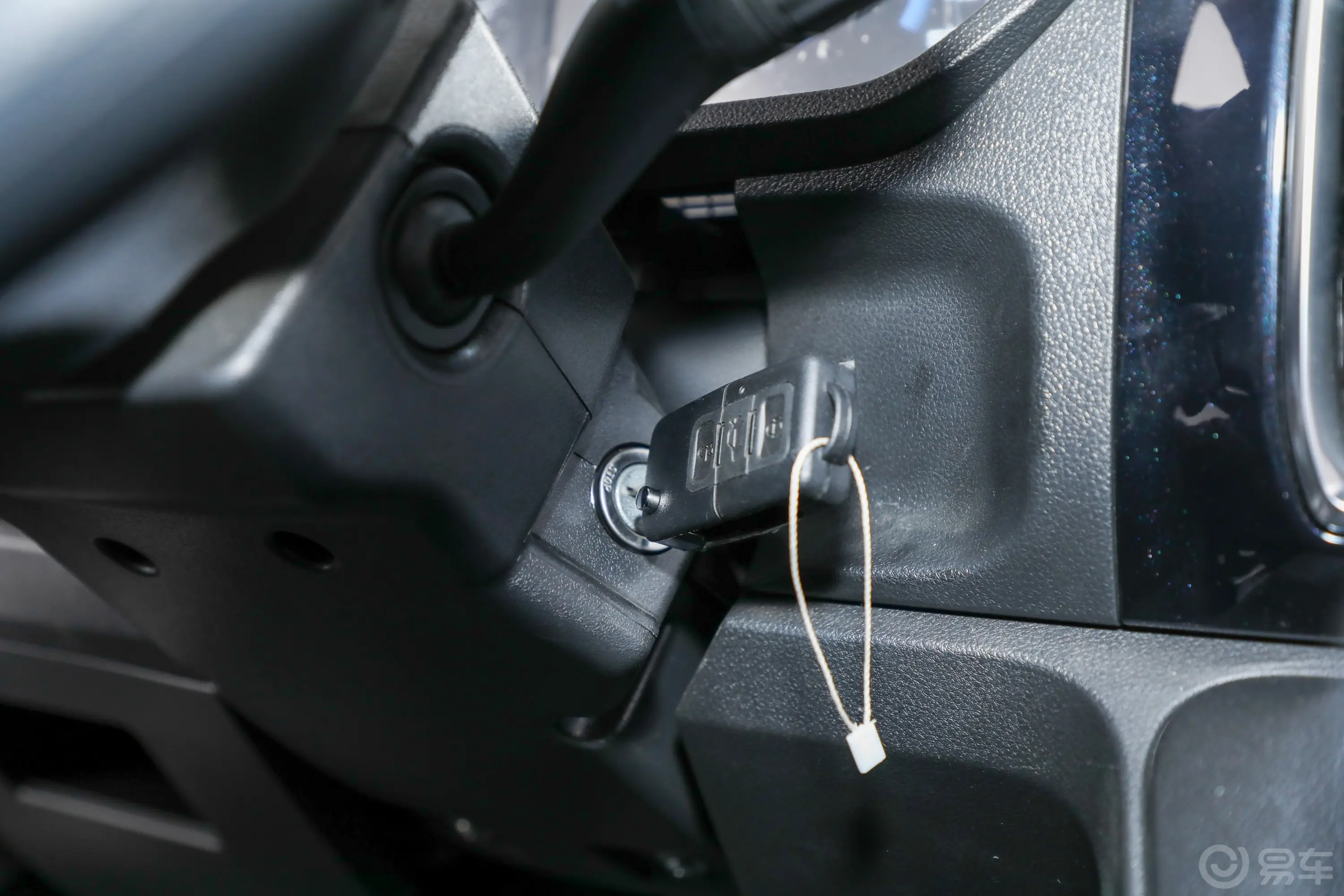 依维柯得意2.5T 客车短轴中顶单胎侧拉门 5-9座钥匙孔或一键启动按键