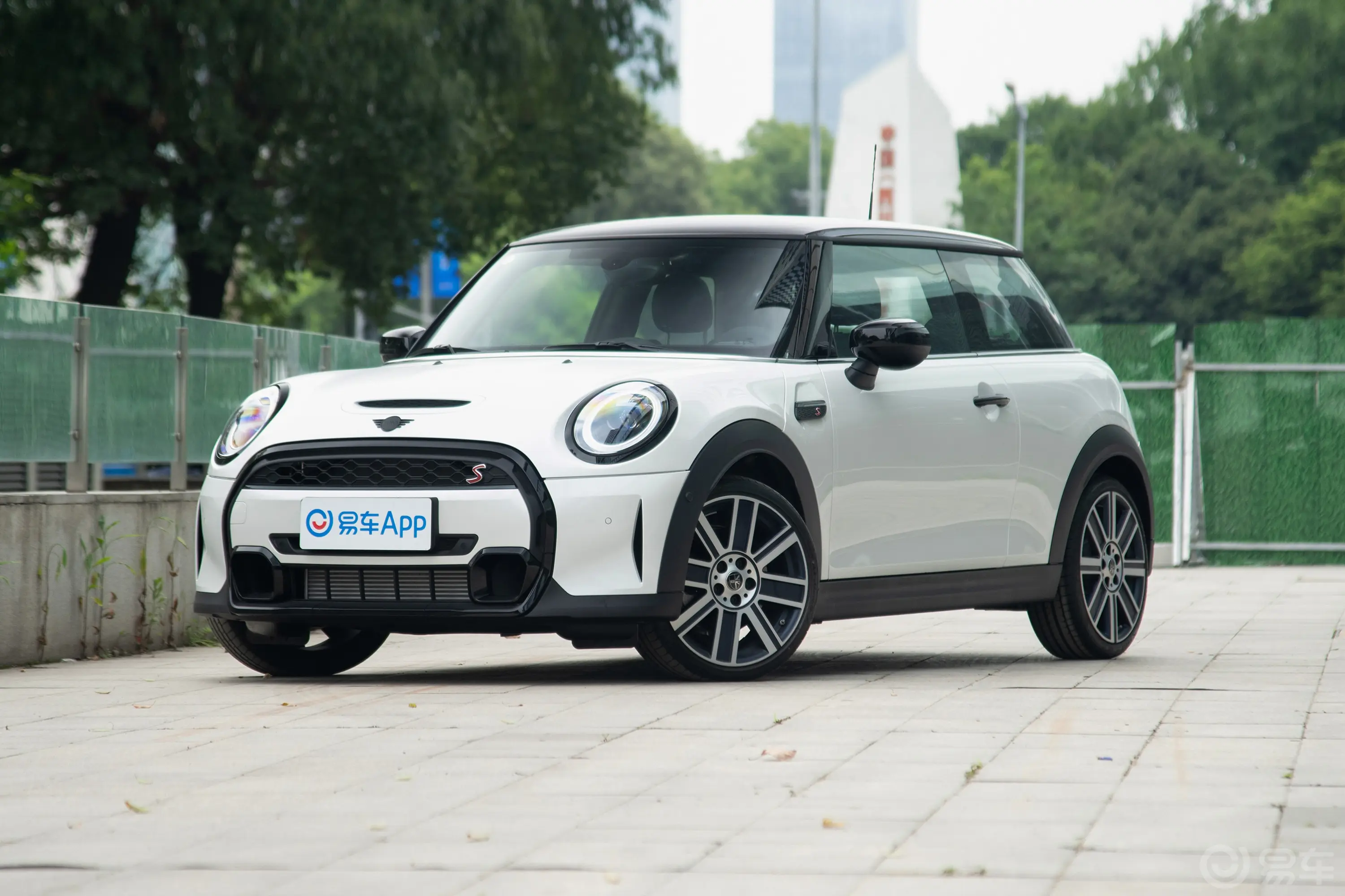 MINI改款 2.0T COOPER S 艺术家侧前45度车头向左水平