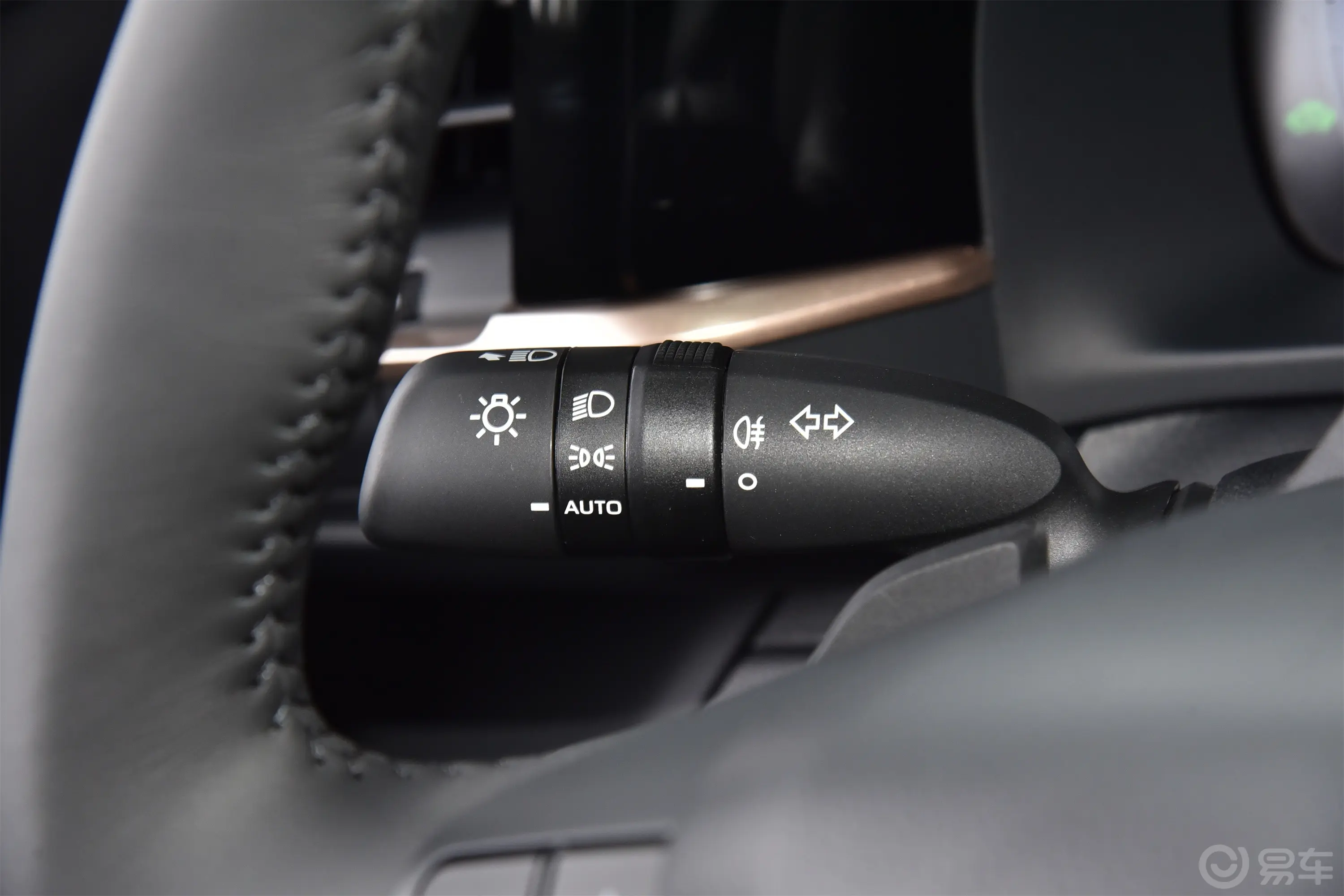 皇冠SportCross双擎 2.4T 四驱至尊版灯光控制区