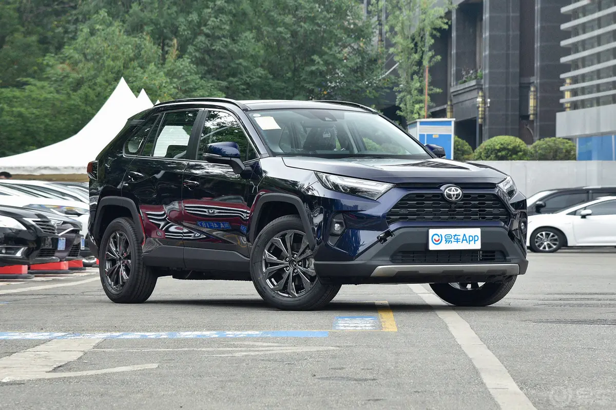 RAV4荣放2.0L 两驱风尚PLUS版侧前45度车头向右水平