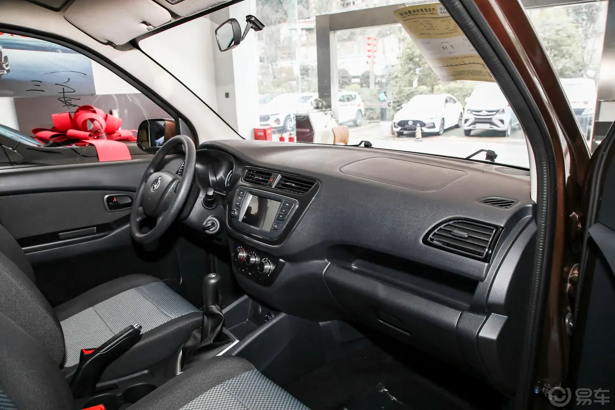 欧诺S欧诺S 1.5L 客车尊享版(双蒸空调)内饰全景副驾驶员方向
