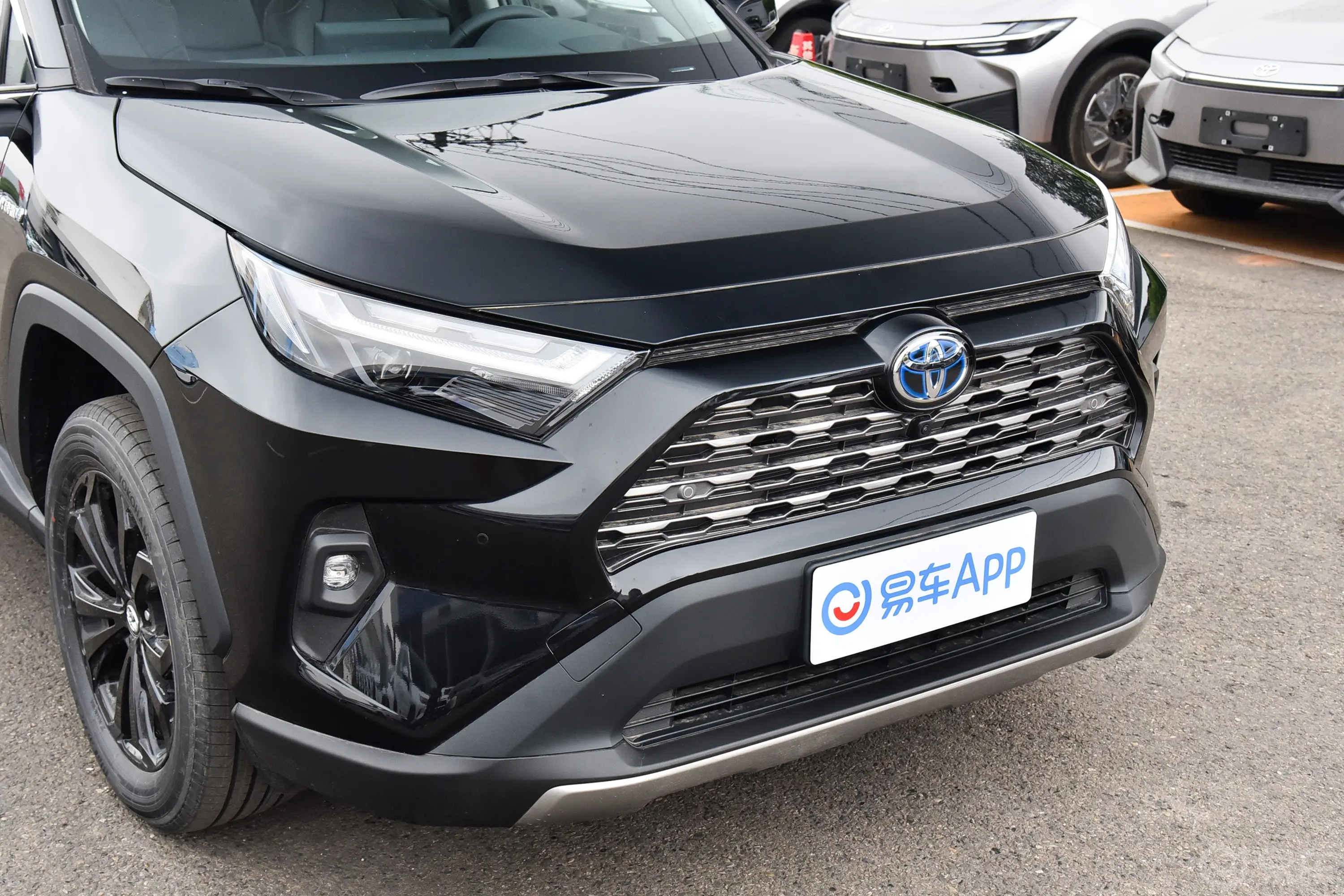 RAV4荣放双擎 2.5L 四驱旗舰版前格栅侧俯拍