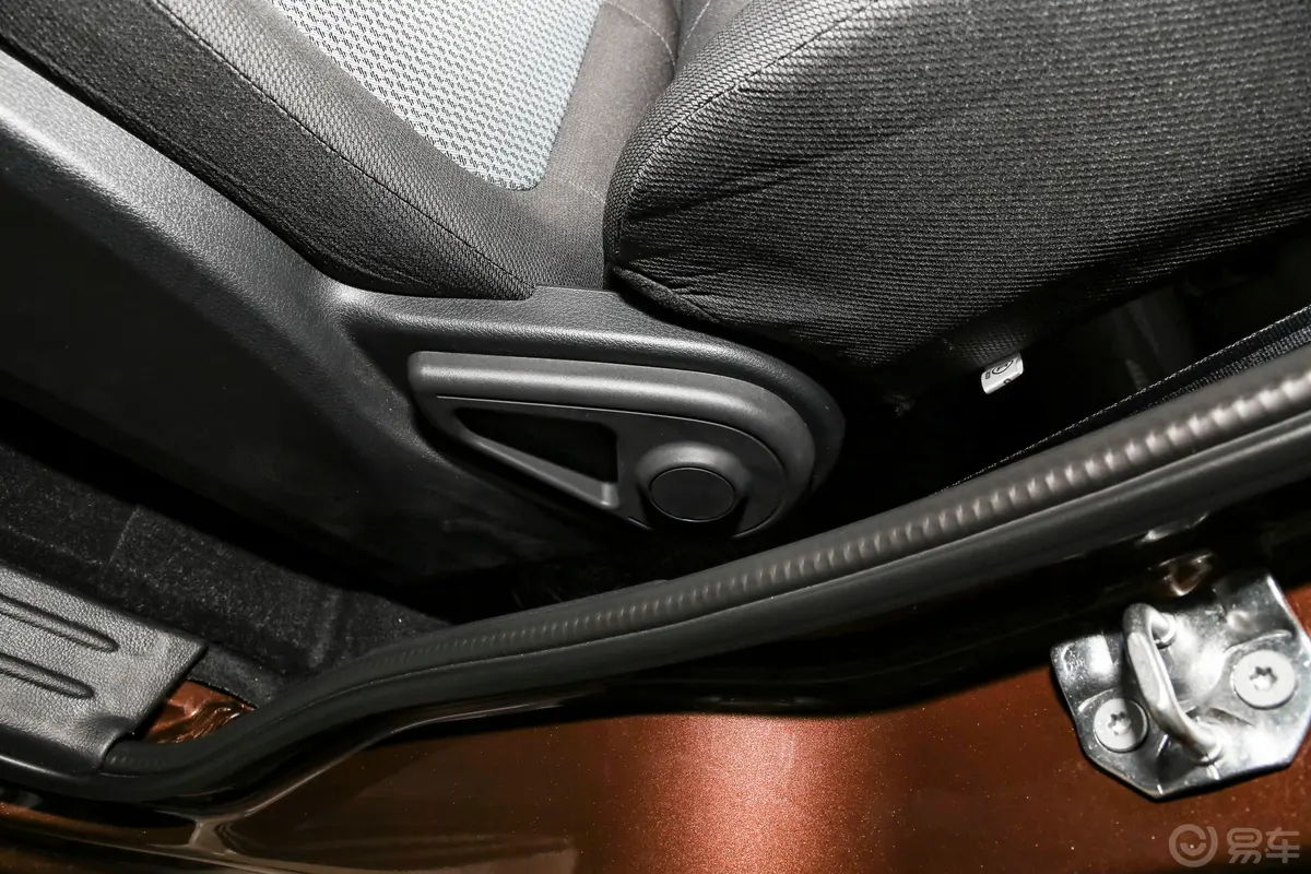 欧诺S欧诺S 1.5L 客车尊享版(双蒸空调)副驾座椅调节