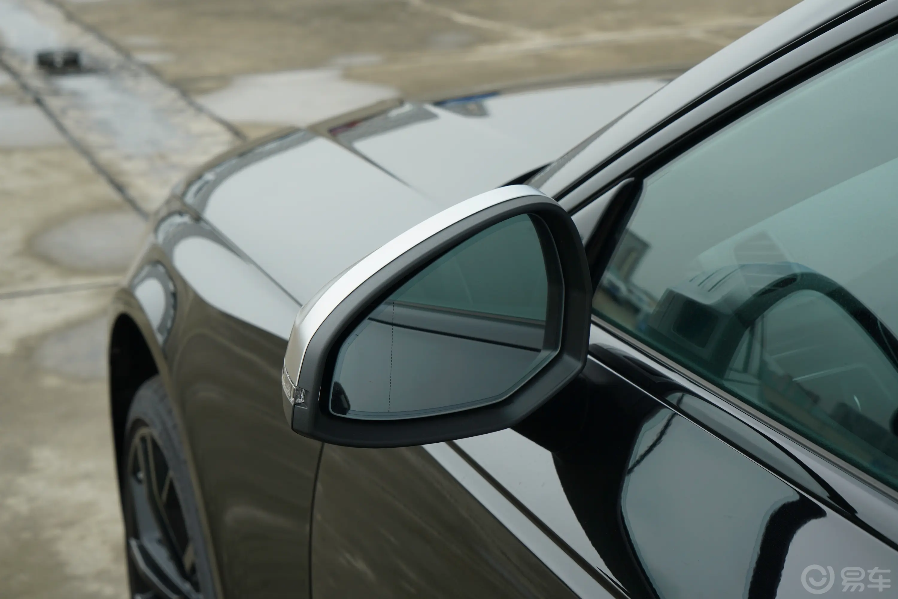 奥迪RS 42.9T Avant 黑曜版后视镜镜面