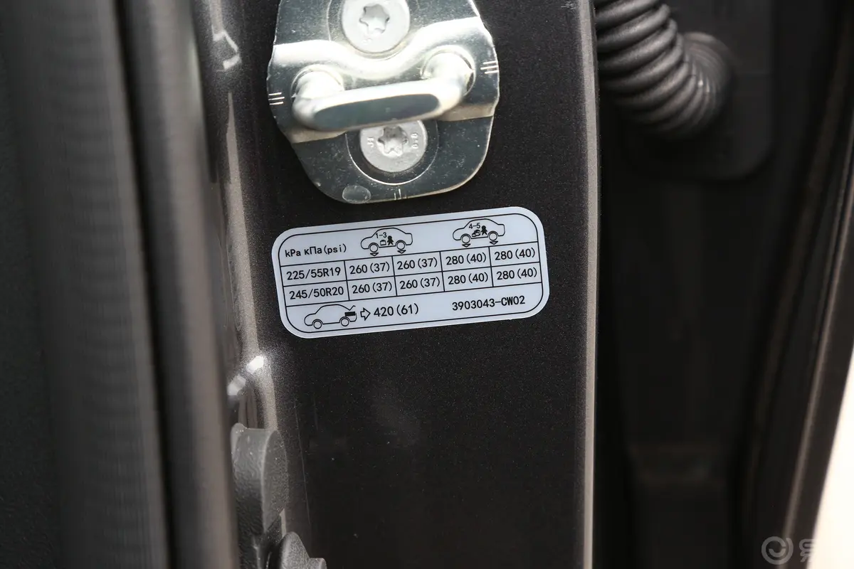 长安欧尚Z6新能源1.5T 150km 旗舰型胎压信息铭牌