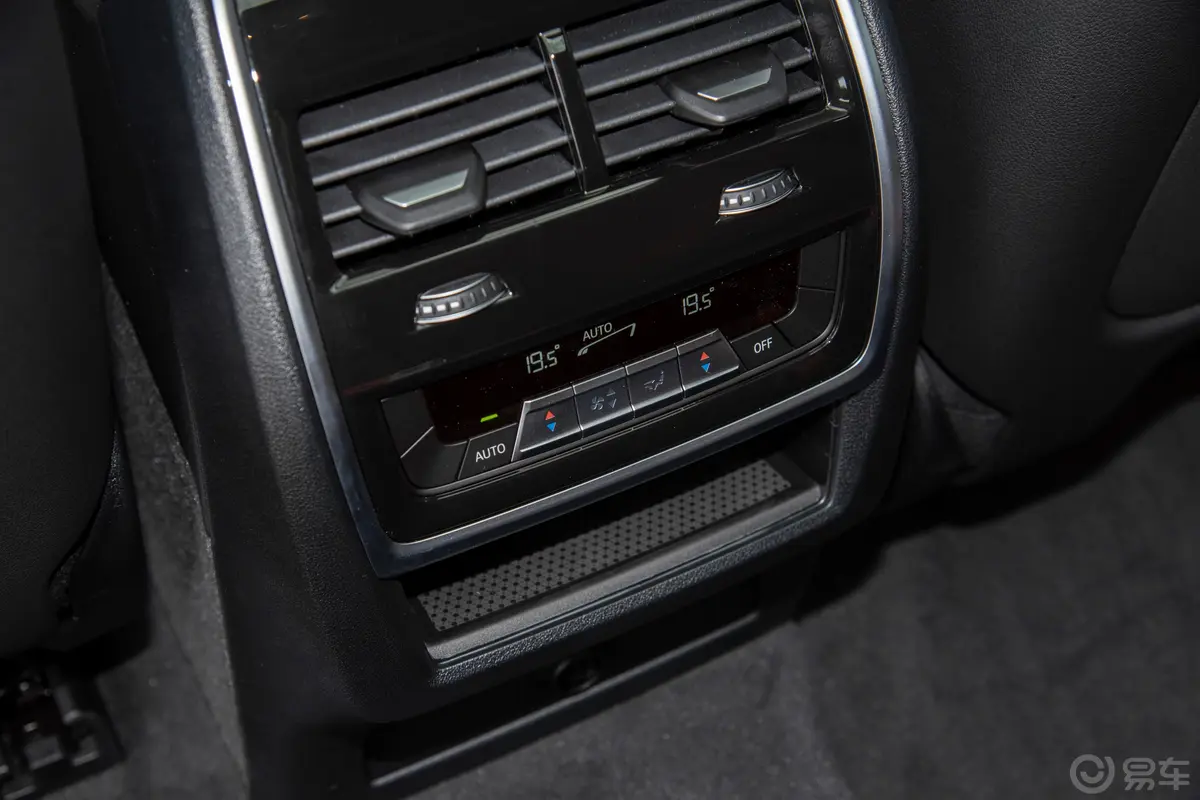 宝马X6改款 xDrive40i 尊享型 M运动套装后排空调控制键