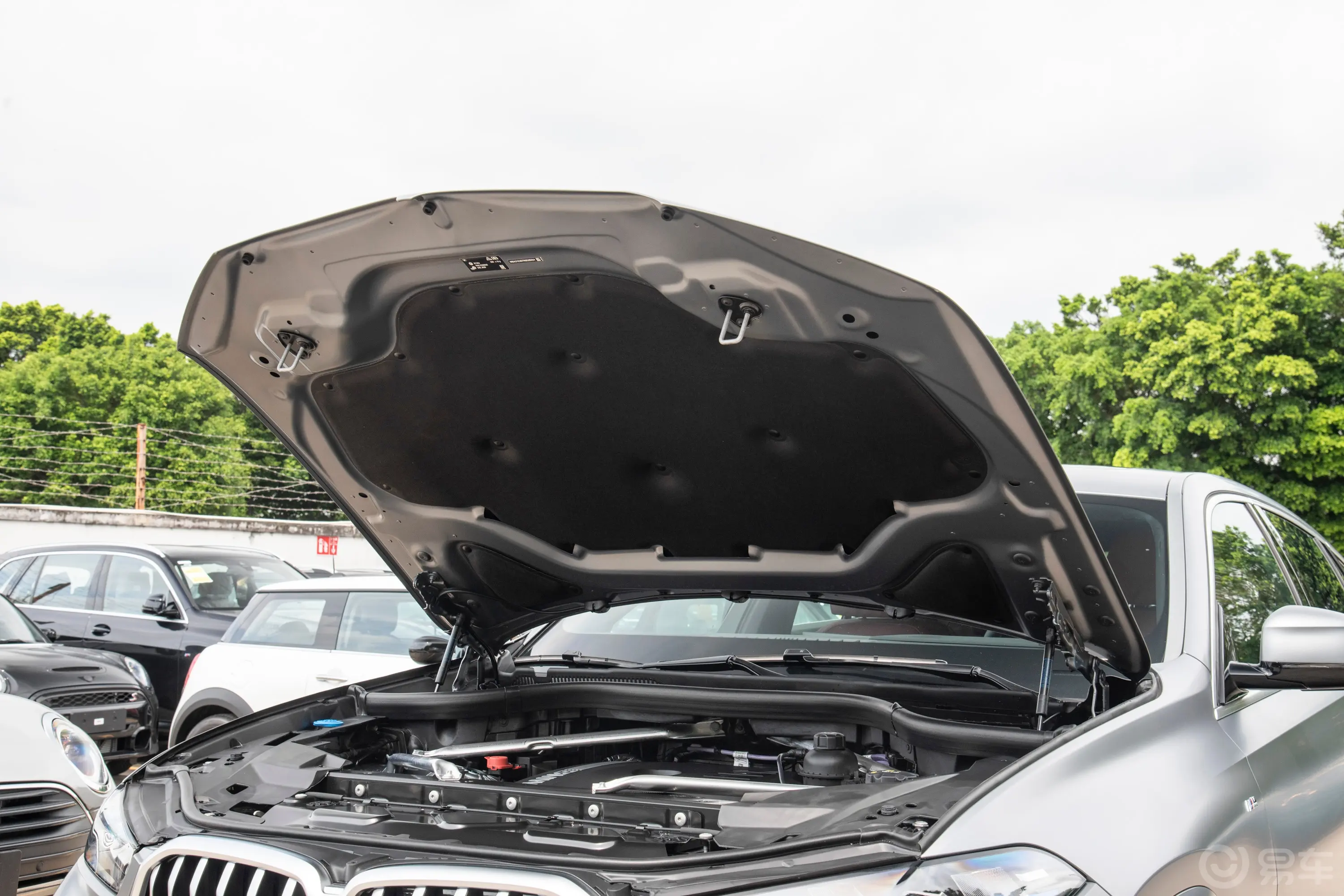 宝马X6改款 xDrive40i 尊享型 M运动套装发动机舱盖内侧