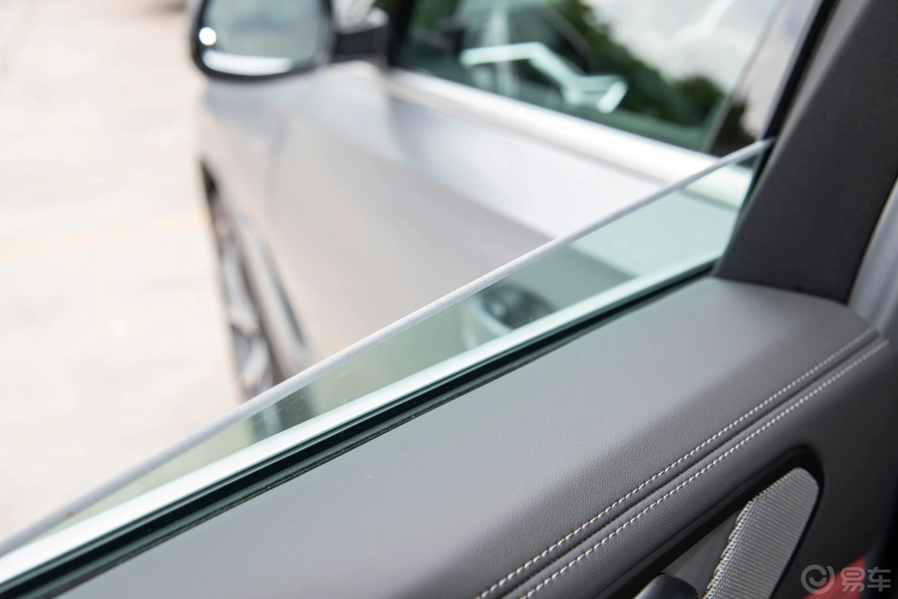 宝马X6改款 xDrive40i 尊享型 M运动套装后排玻璃材质特写