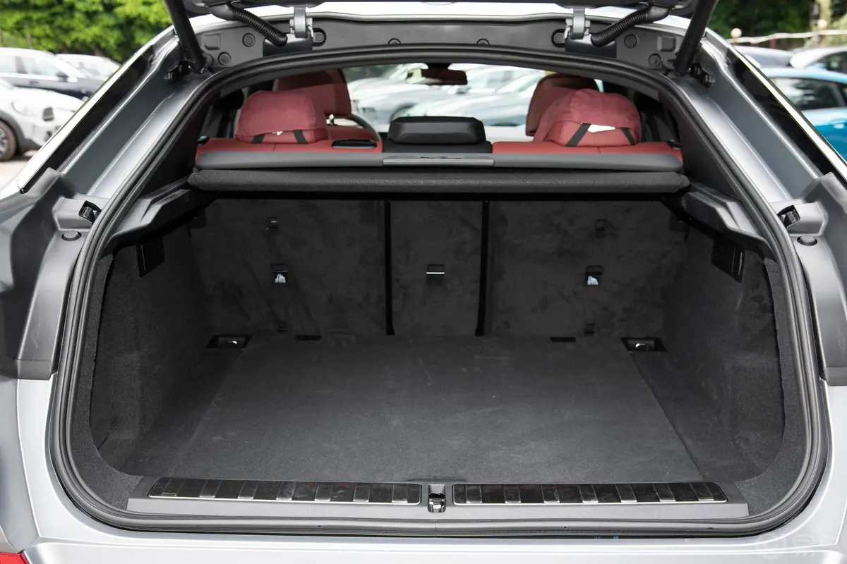宝马X6改款 xDrive40i 尊享型 M运动套装后备厢空间特写
