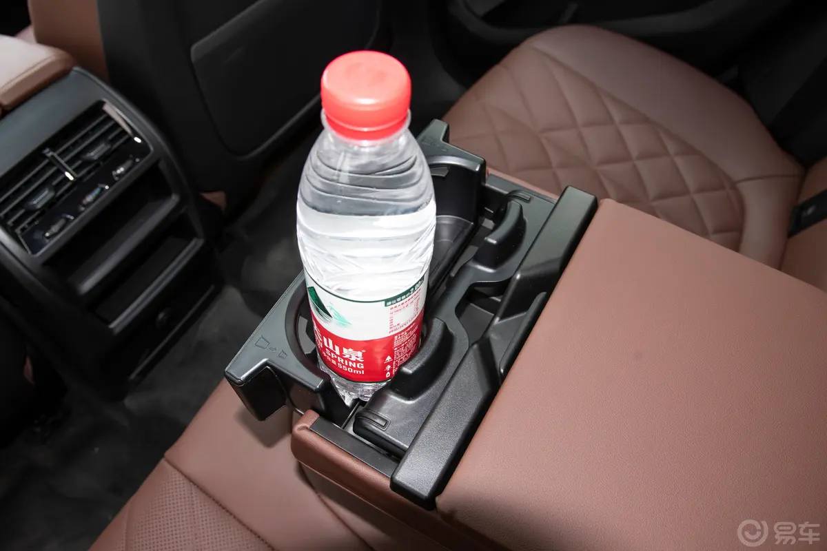 宝马X6改款 xDrive30i M运动套装后排杯架