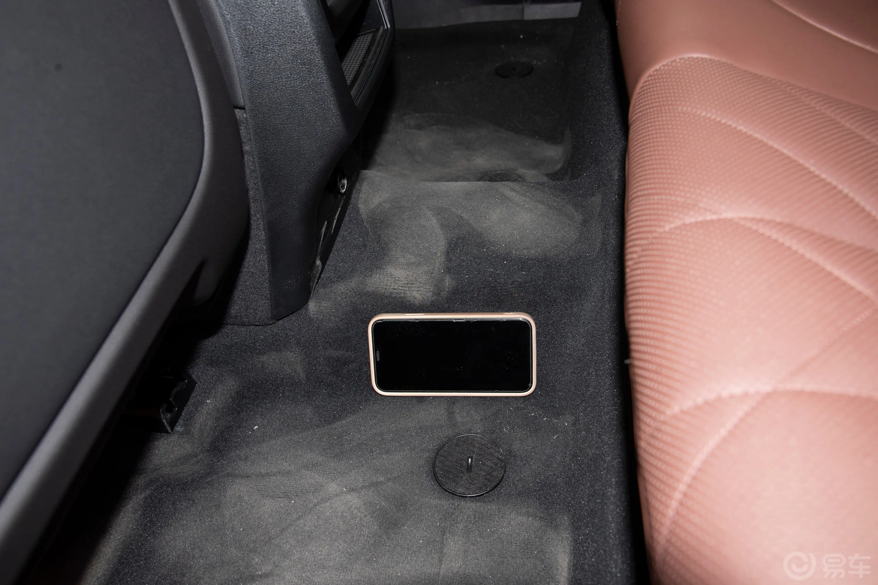 宝马X6改款 xDrive30i M运动套装后排地板中间位置