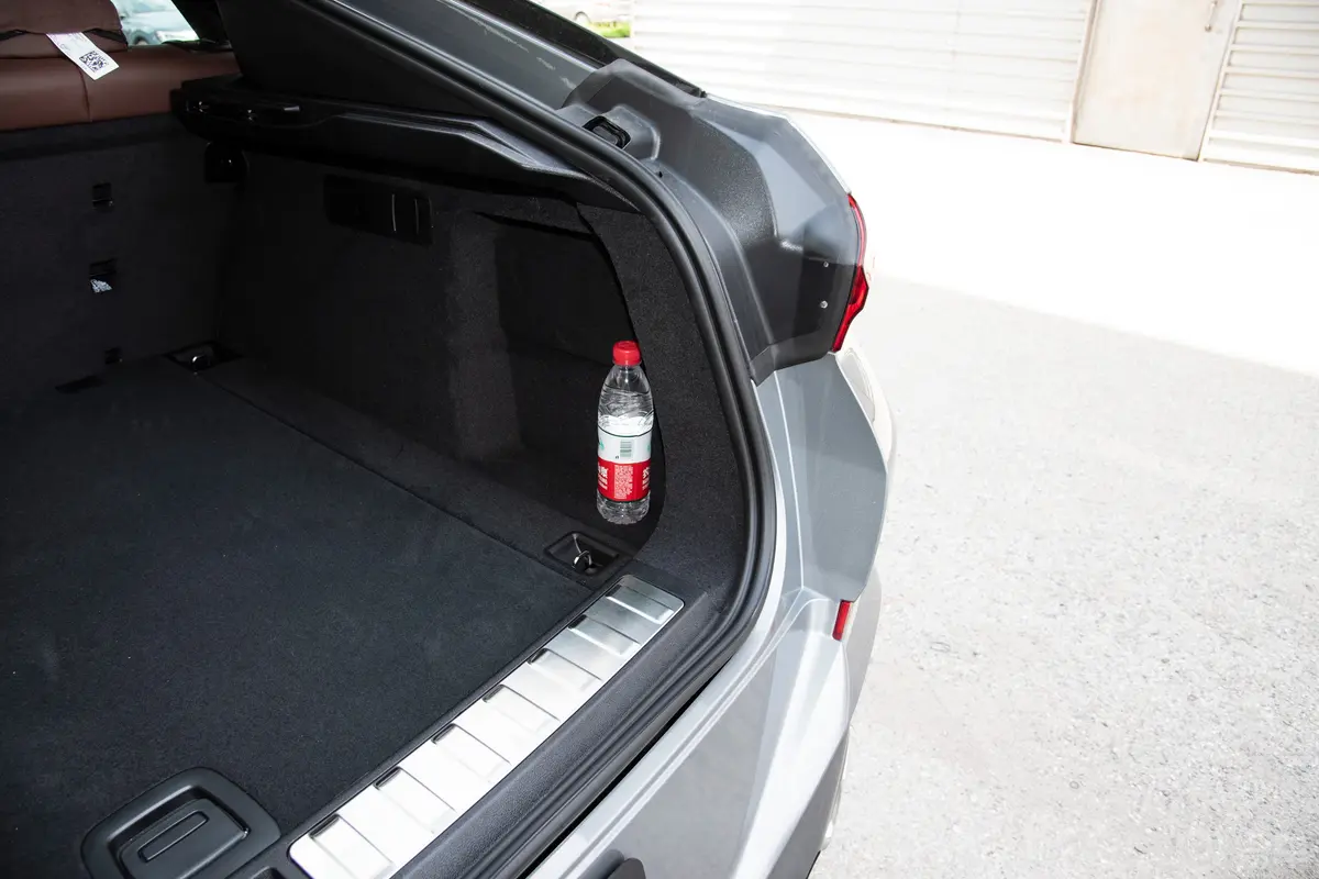 宝马X6改款 xDrive30i M运动套装后备厢