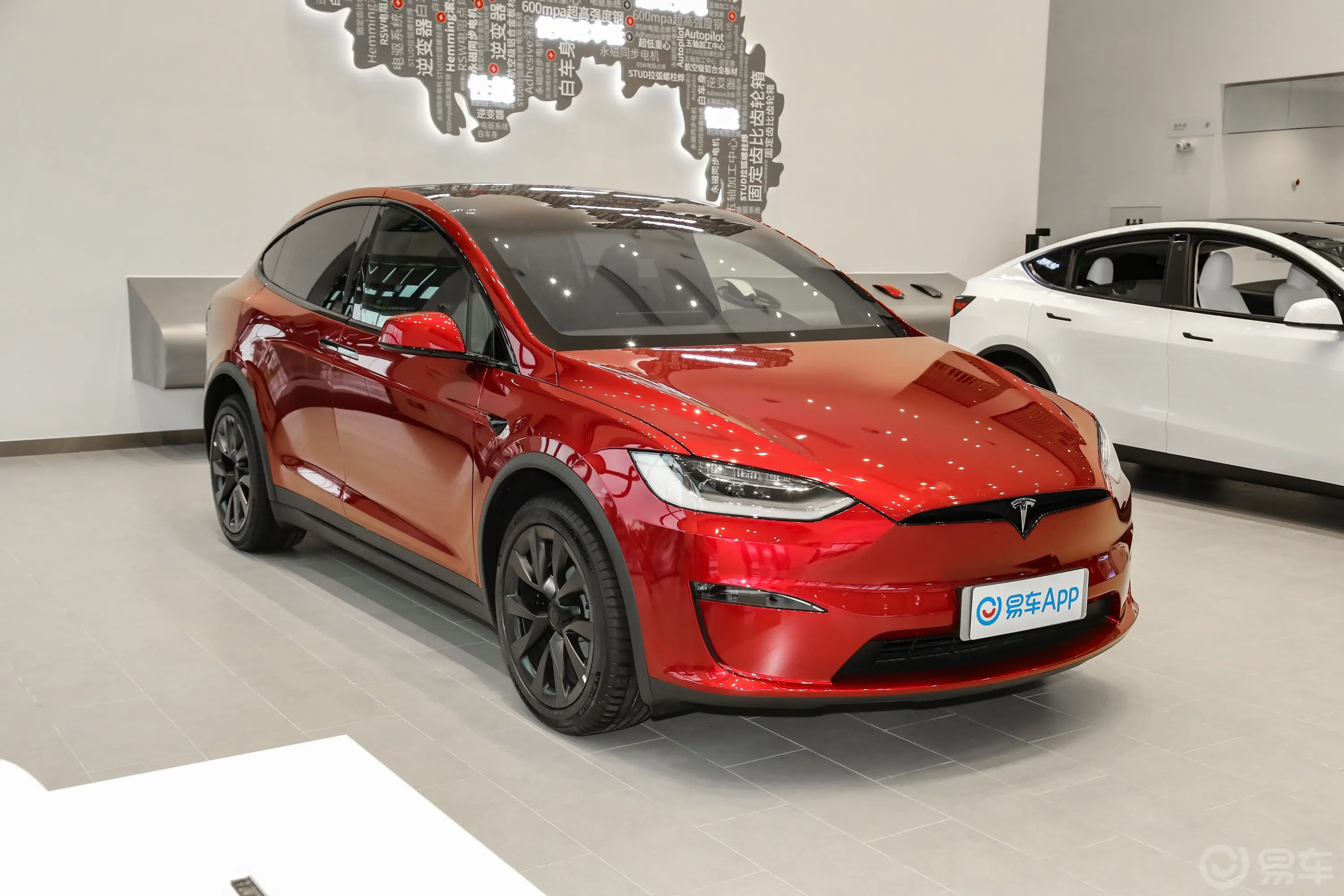 Model X700km  双电机全轮驱动侧前45度车头向右水平