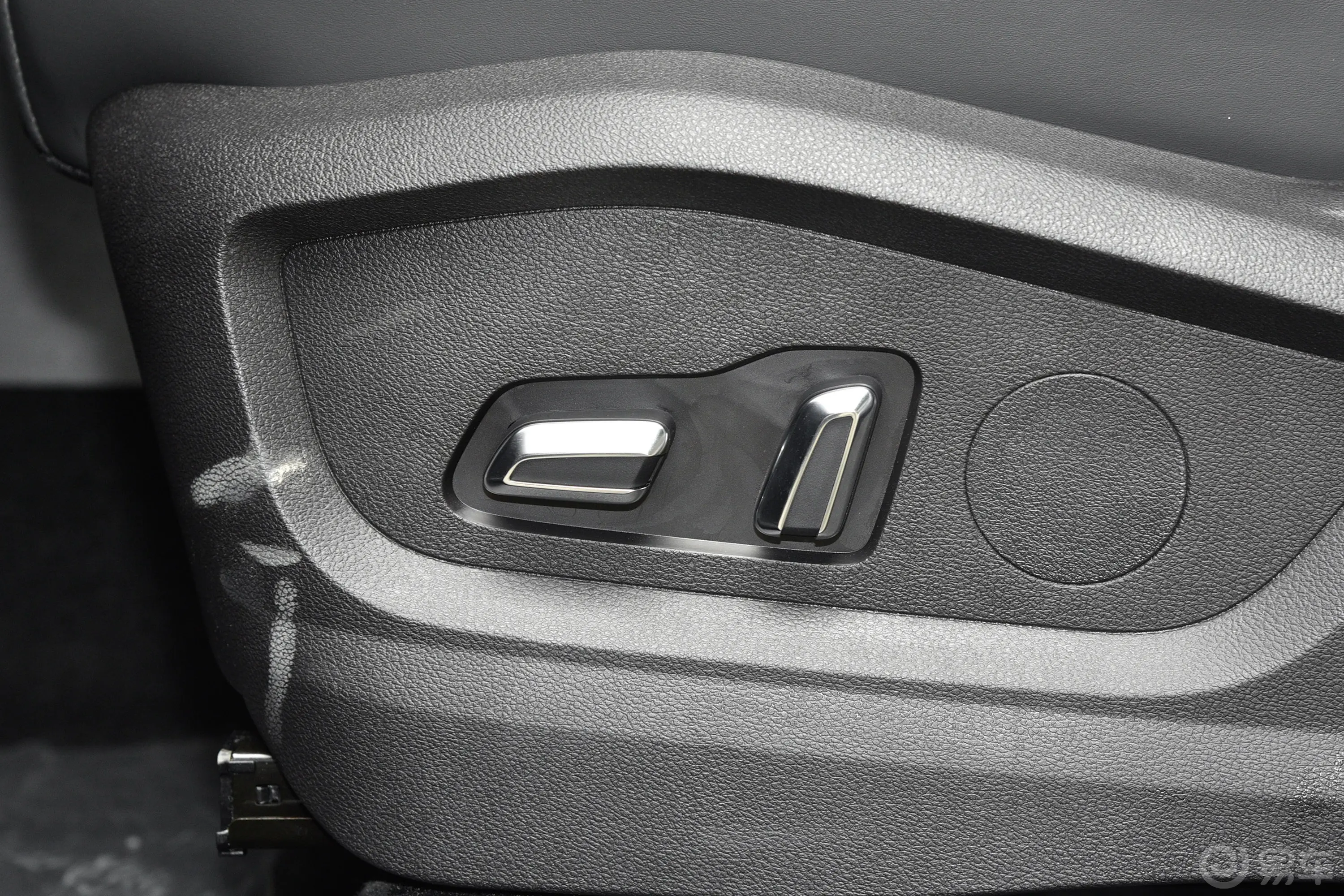 瑞虎8改款 鲲鹏版 1.6T 双离合卓越版 7座主驾座椅调节