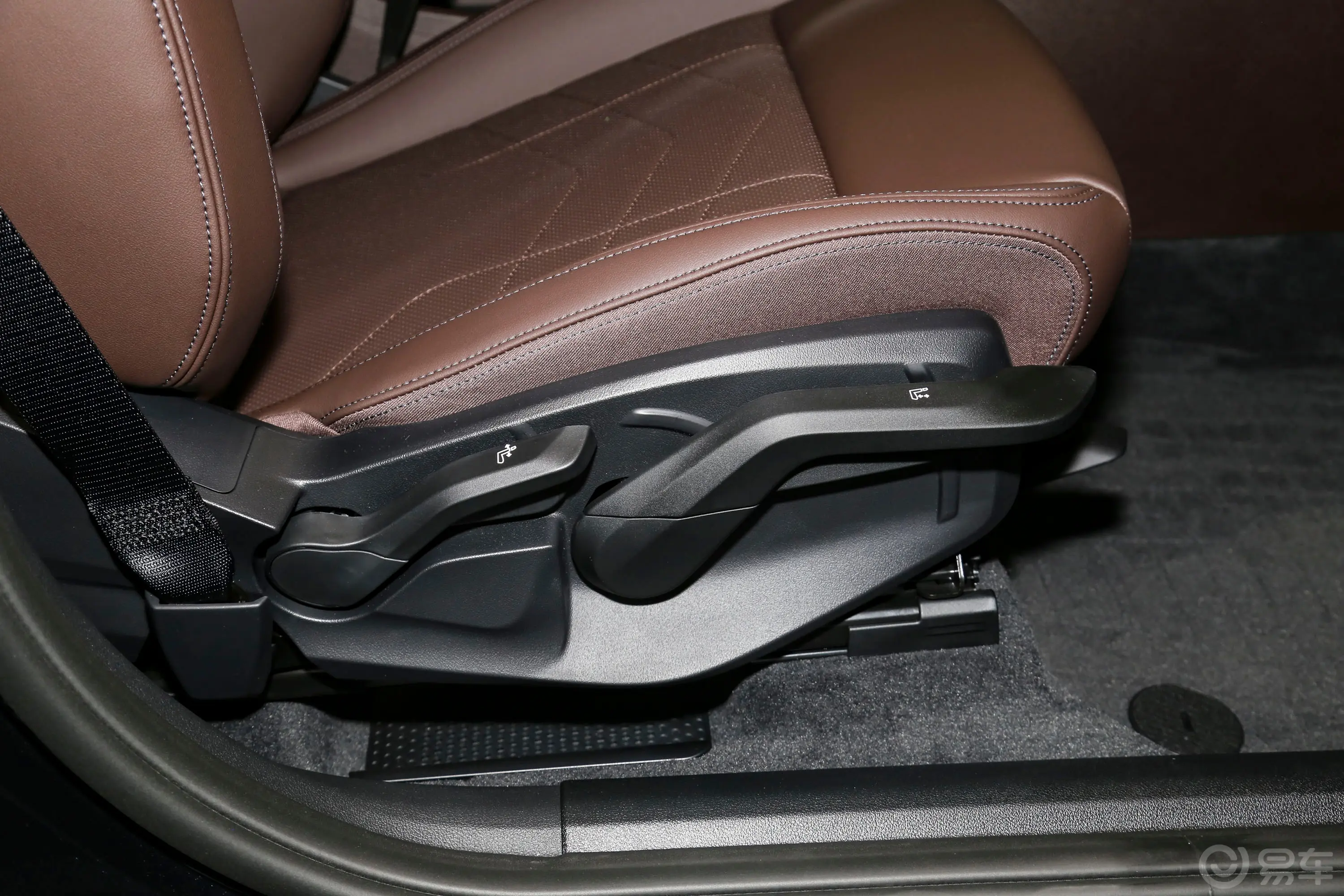 宝马X1sDrive20Li X设计套装副驾座椅调节
