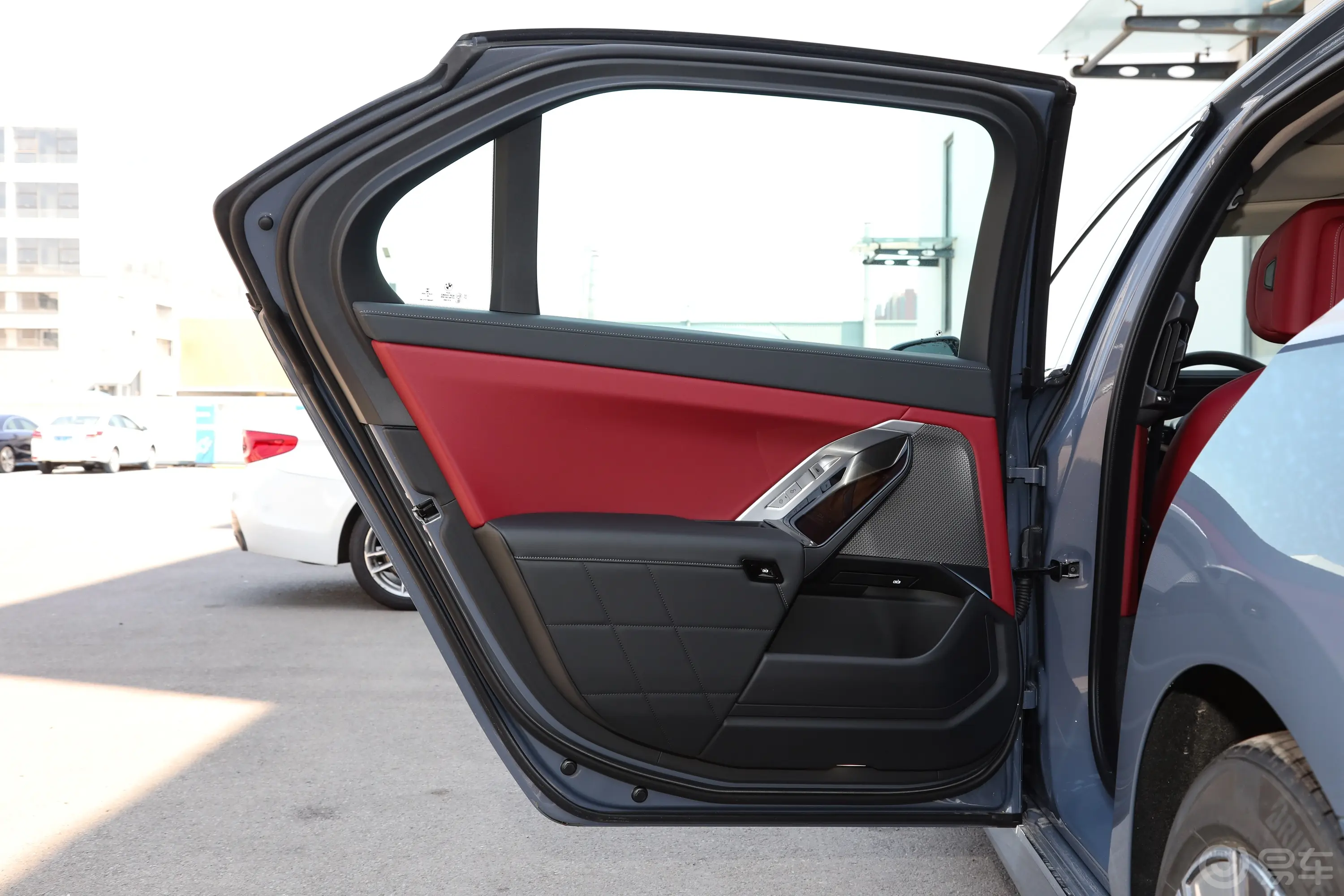 宝马i7eDrive50L 领先型 豪华套装驾驶员侧后车门