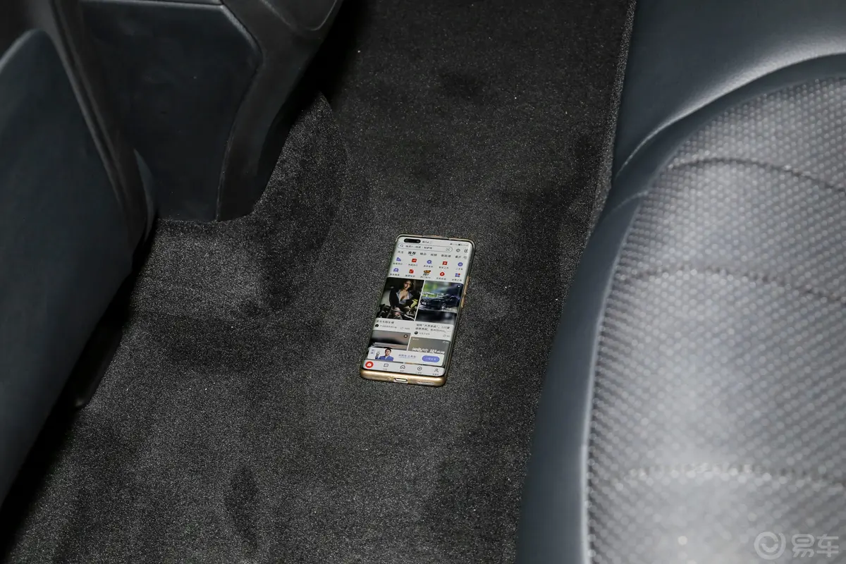 奔驰EQE SUV500 4MATIC 特别版后排地板中间位置