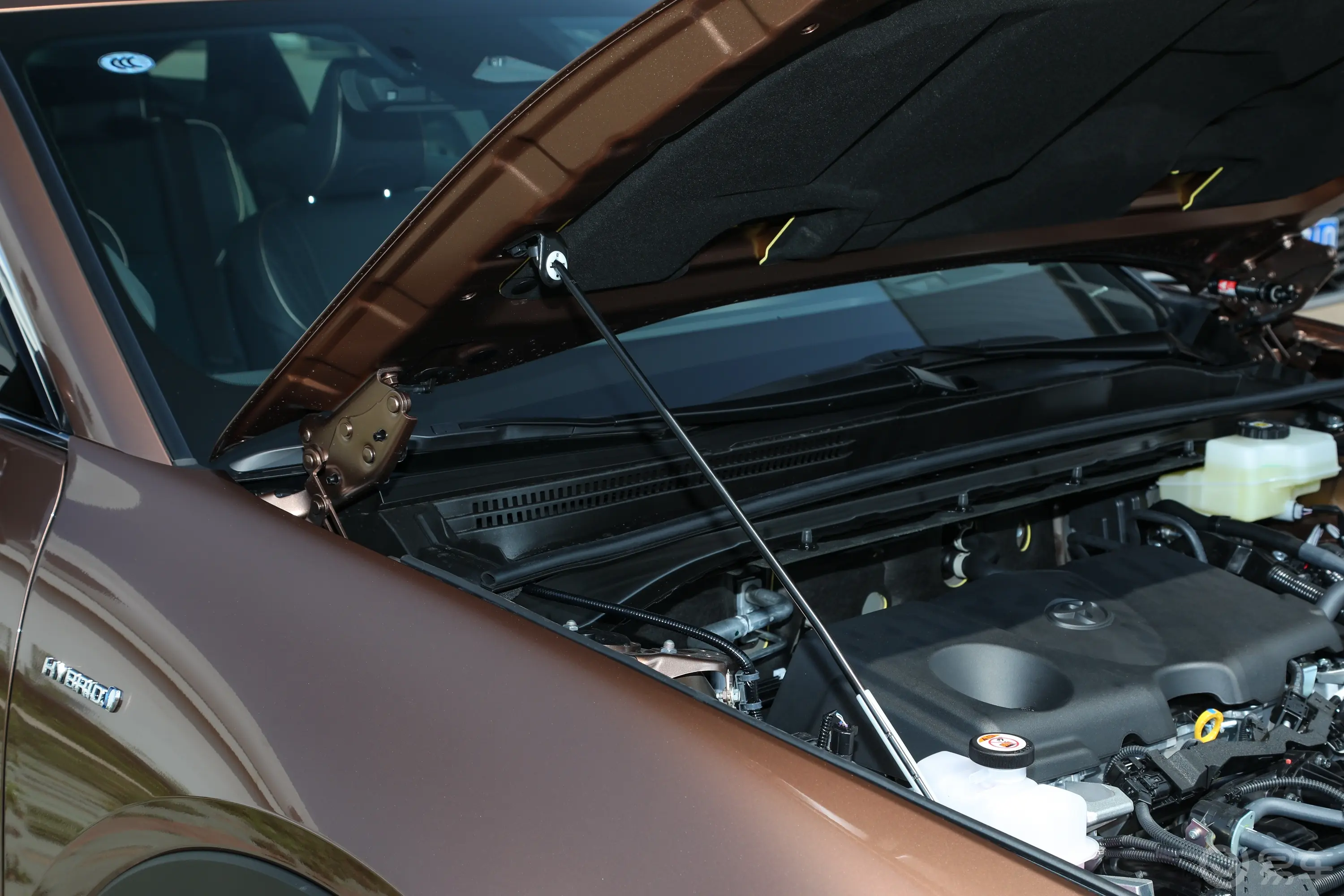 皇冠SportCross双擎 2.5L 四驱尊贵版动力底盘