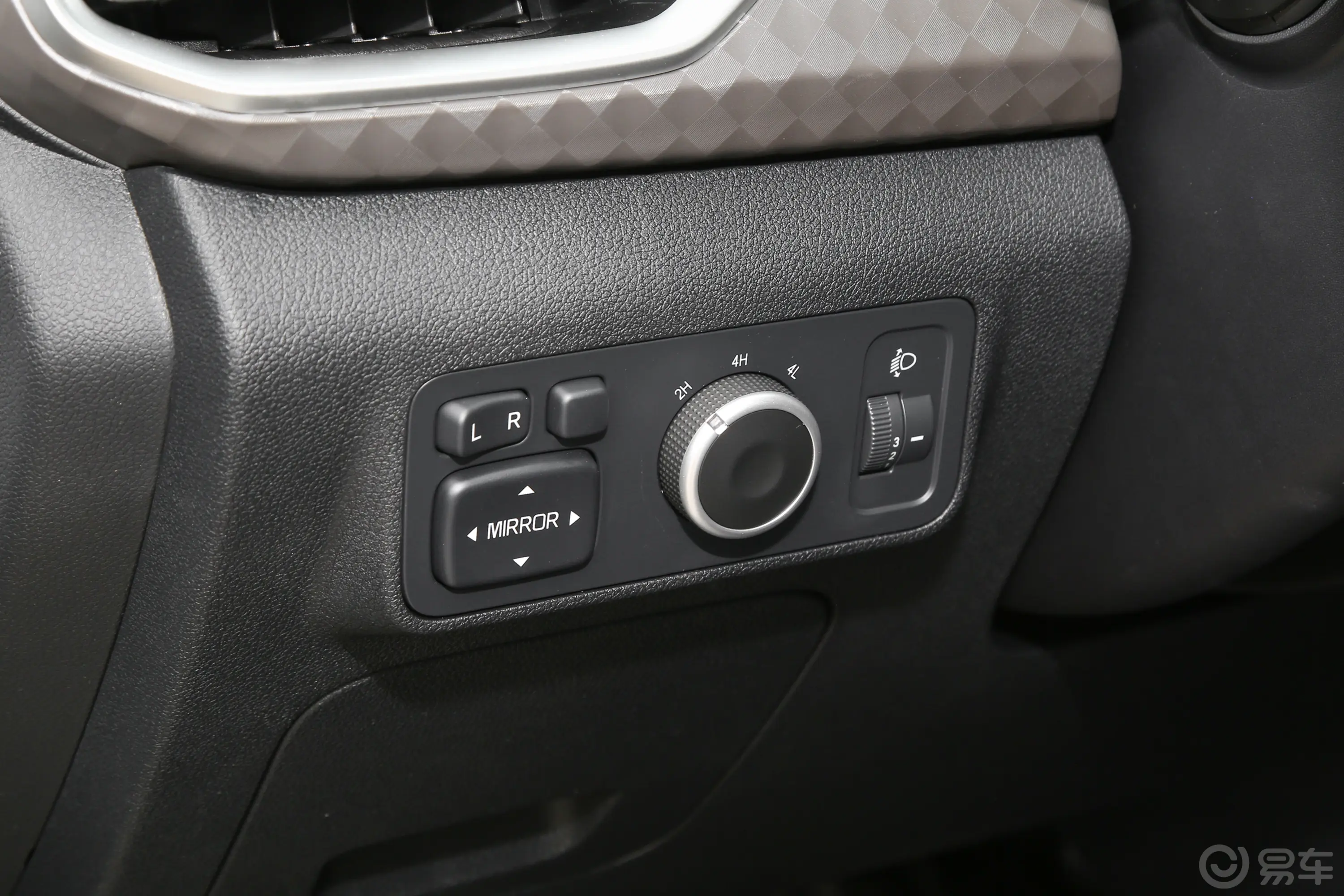 宝典1.8T 四驱长轴平底货箱舒享版 汽油灯光控制区