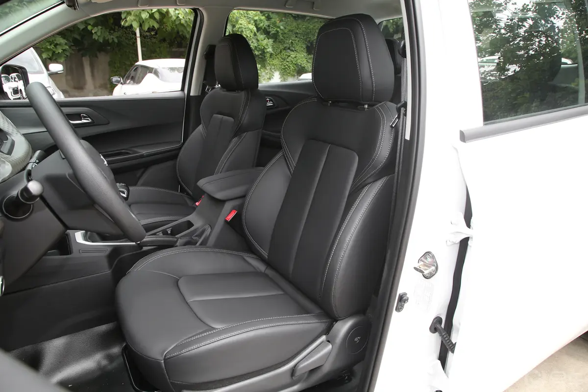 宝典1.8T 四驱长轴平底货箱舒享版 汽油驾驶员座椅