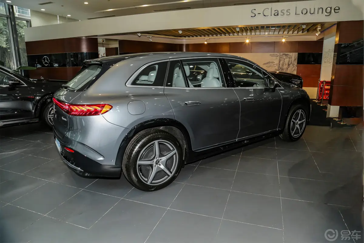 奔驰EQS SUV450 4MATIC 先锋版正侧车头向右水平