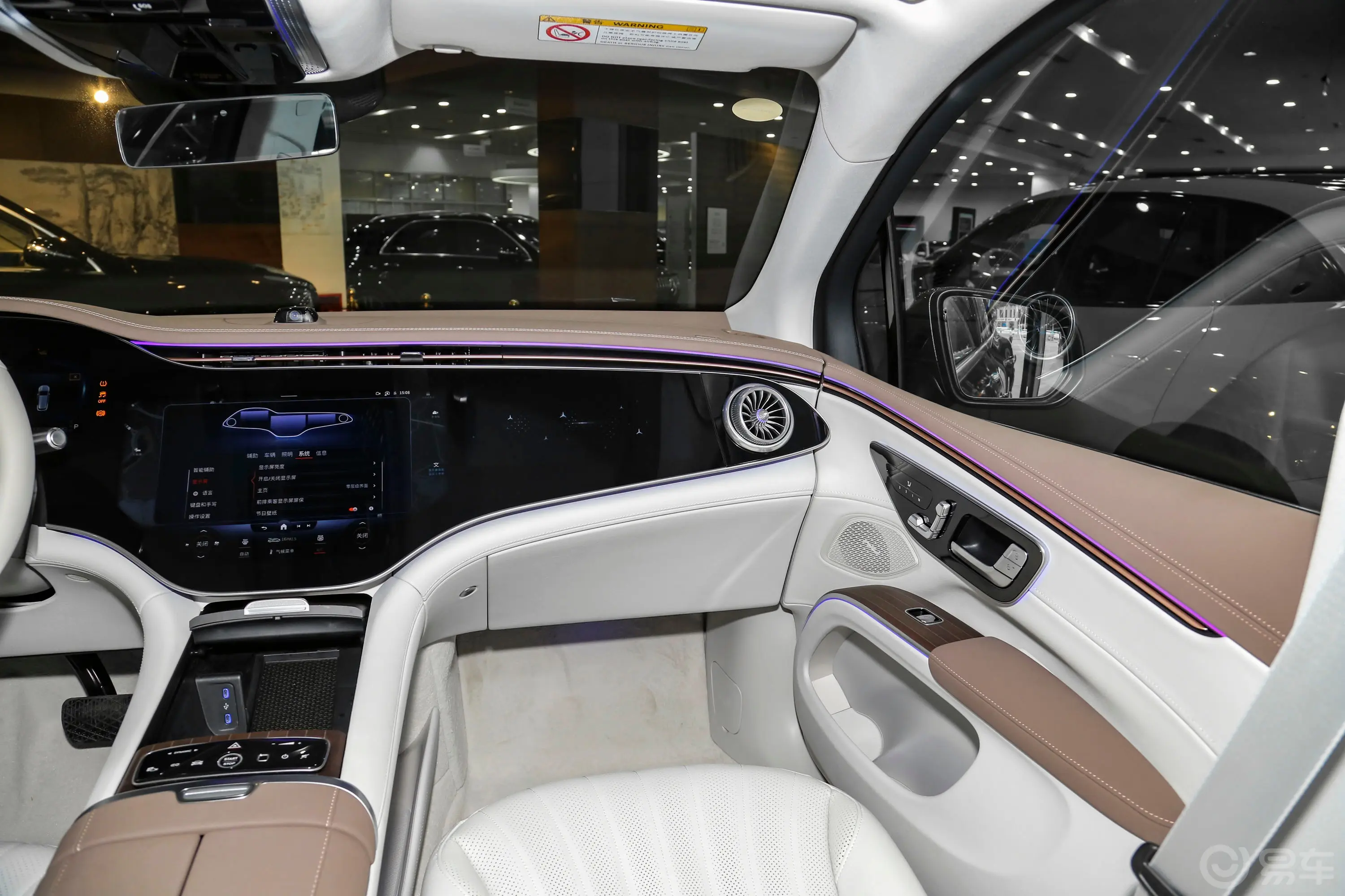 奔驰EQS SUV450 4MATIC 先锋版副驾驶位区域