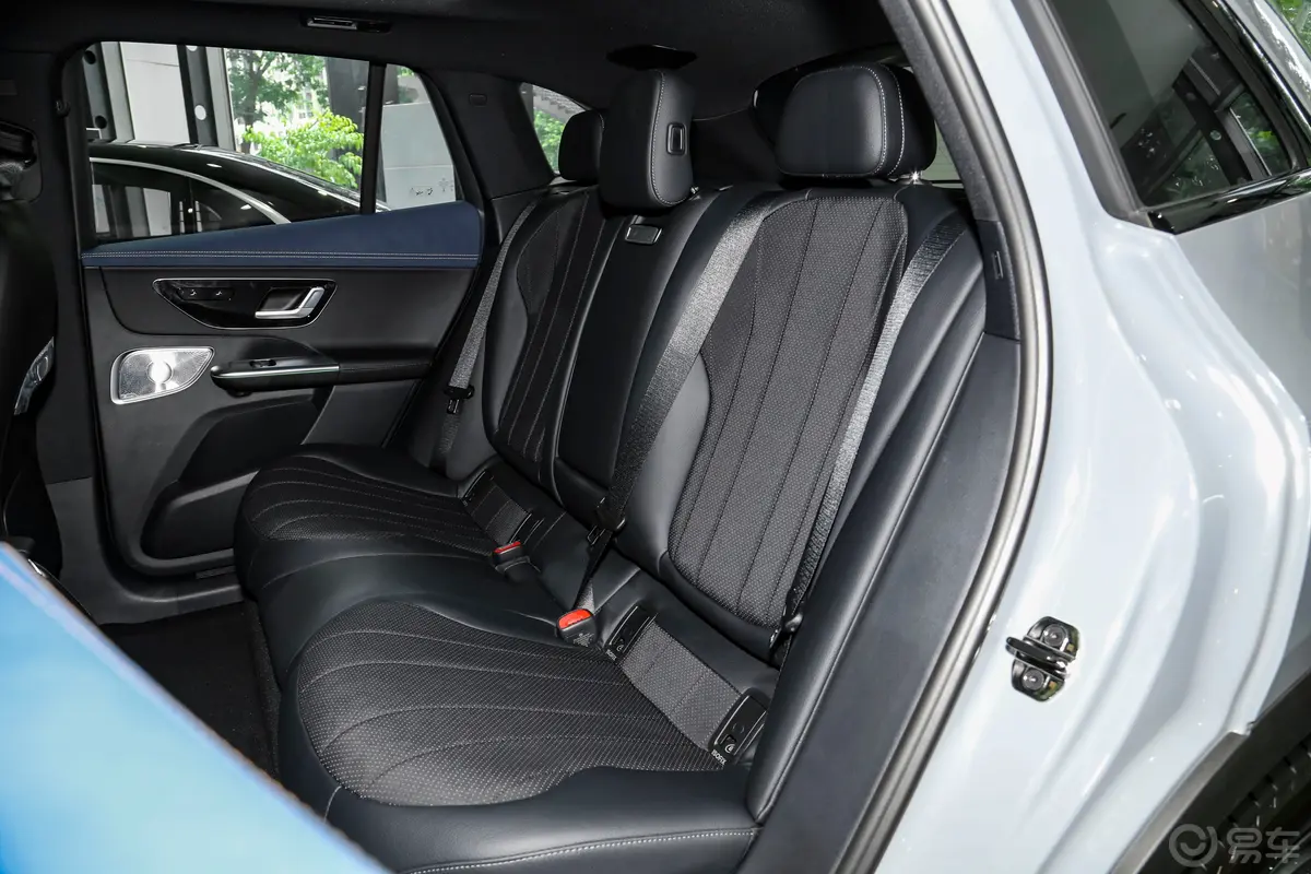 奔驰EQE SUV500 4MATIC 特别版后排座椅