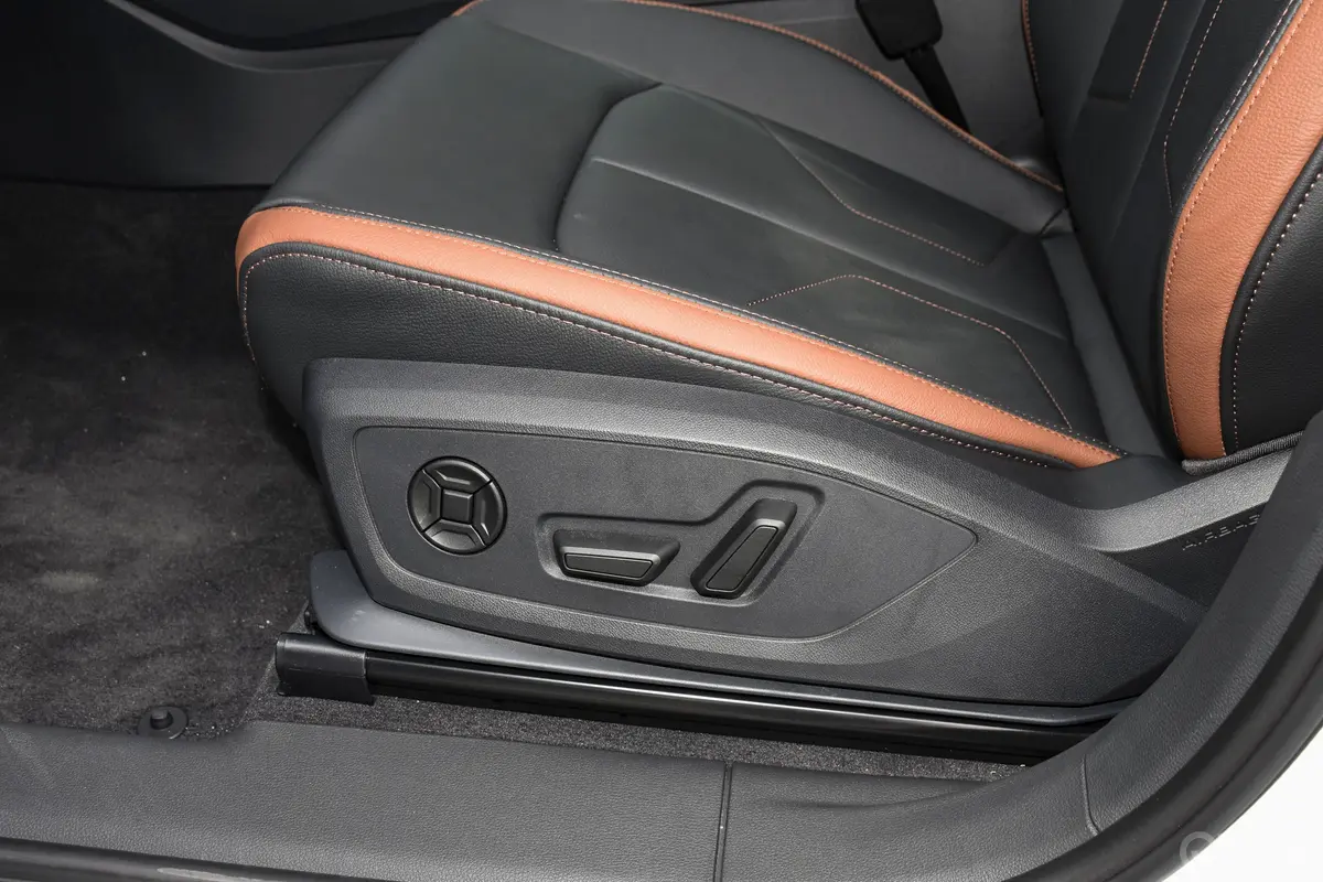 奥迪Q3改款 35 TFSI 时尚致雅型主驾座椅调节