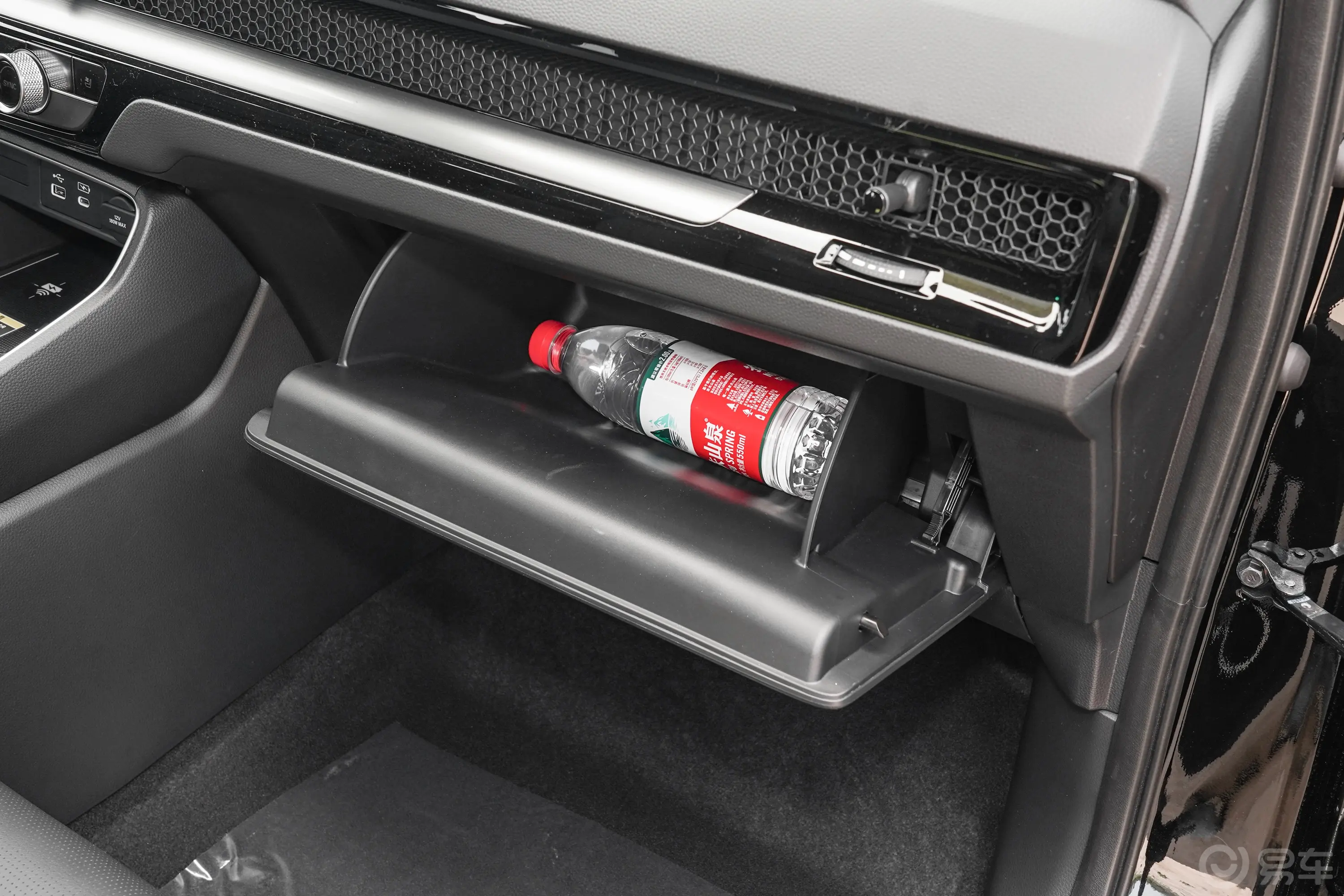 本田CR-V混动 2.0L 两驱智耀版手套箱空间水瓶横置