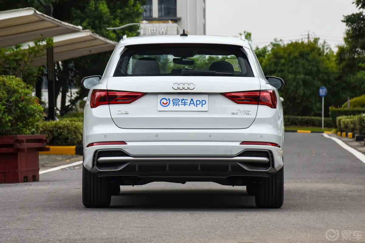 奥迪Q3改款 35 TFSI 进取动感型正后水平