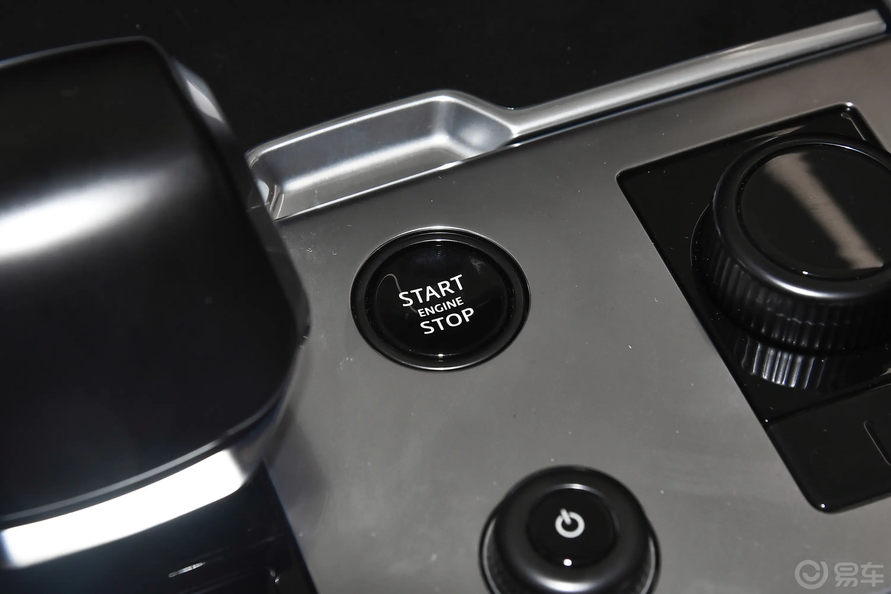 揽胜4.4 V8 530PS SV尊荣创世版钥匙孔或一键启动按键
