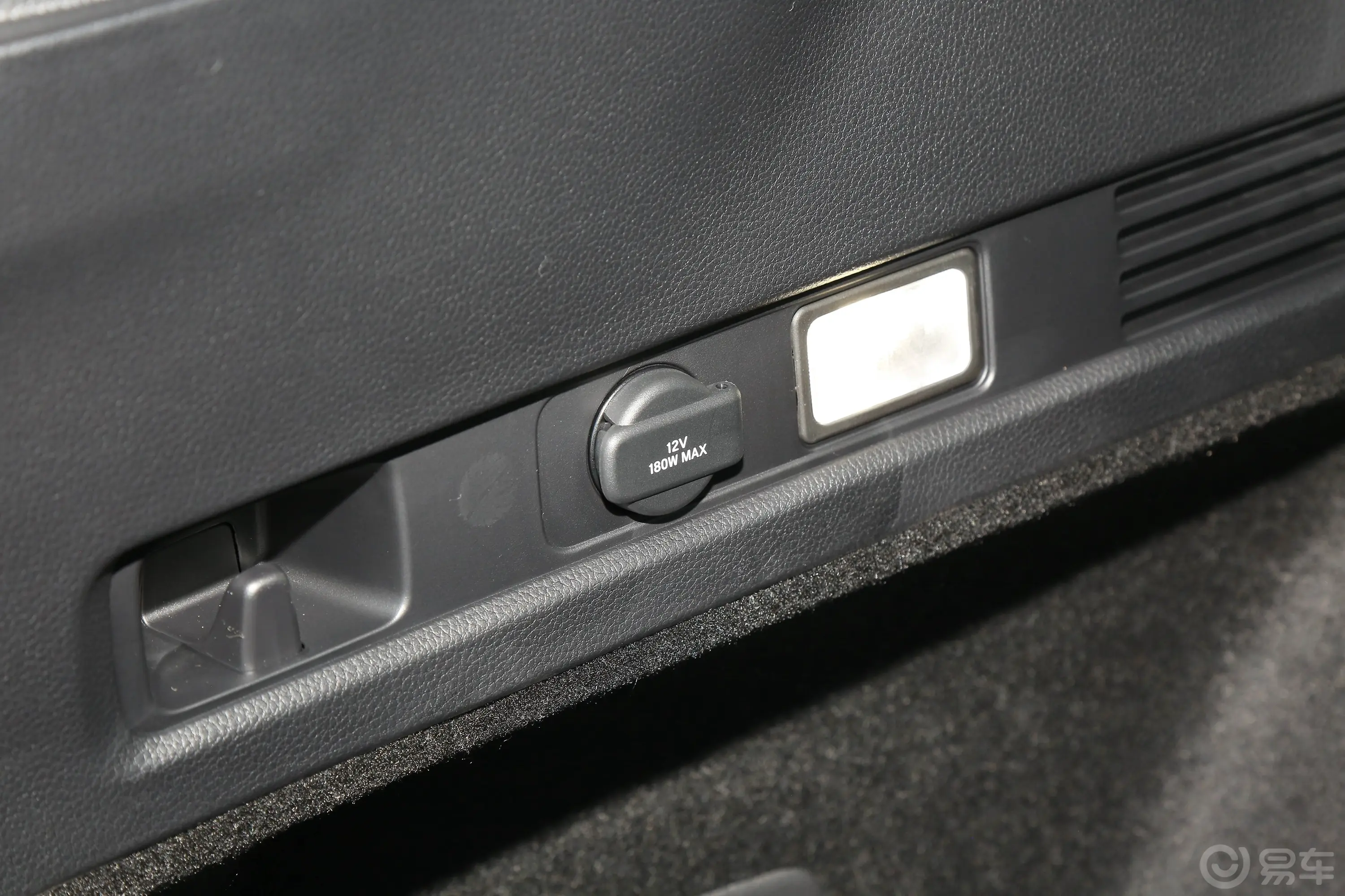 本田CR-V混动 2.0L 两驱智尚版行李厢电源接口