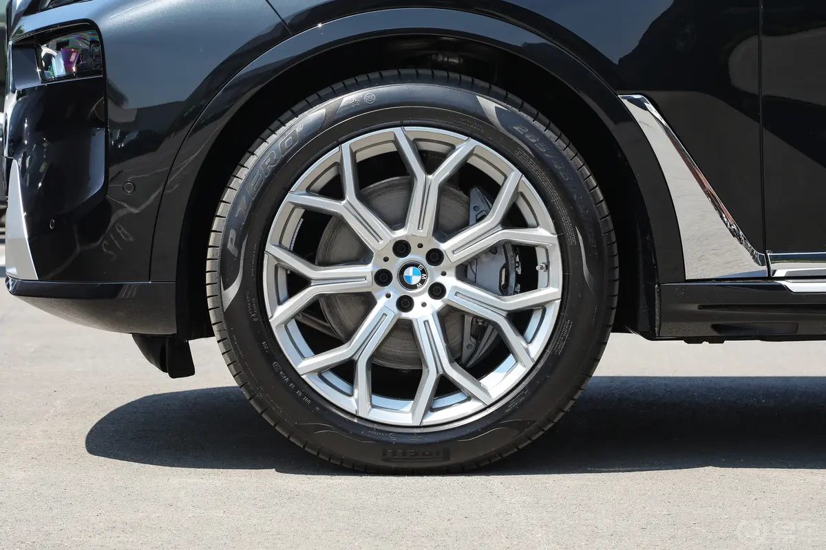 宝马X7改款 xDrive40i 领先型 豪华套装前轮毂造型