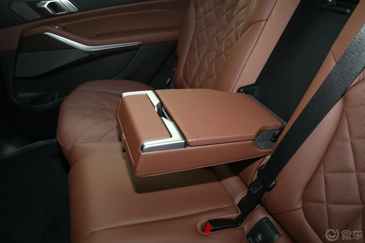 宝马X7改款 xDrive40i 领先型 豪华套装后排中央扶手