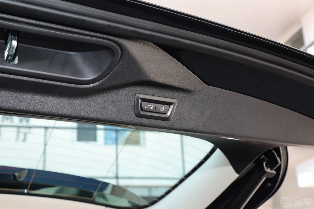 宝马X7改款 xDrive40i 领先型 豪华套装电动尾门按键（手动扶手）