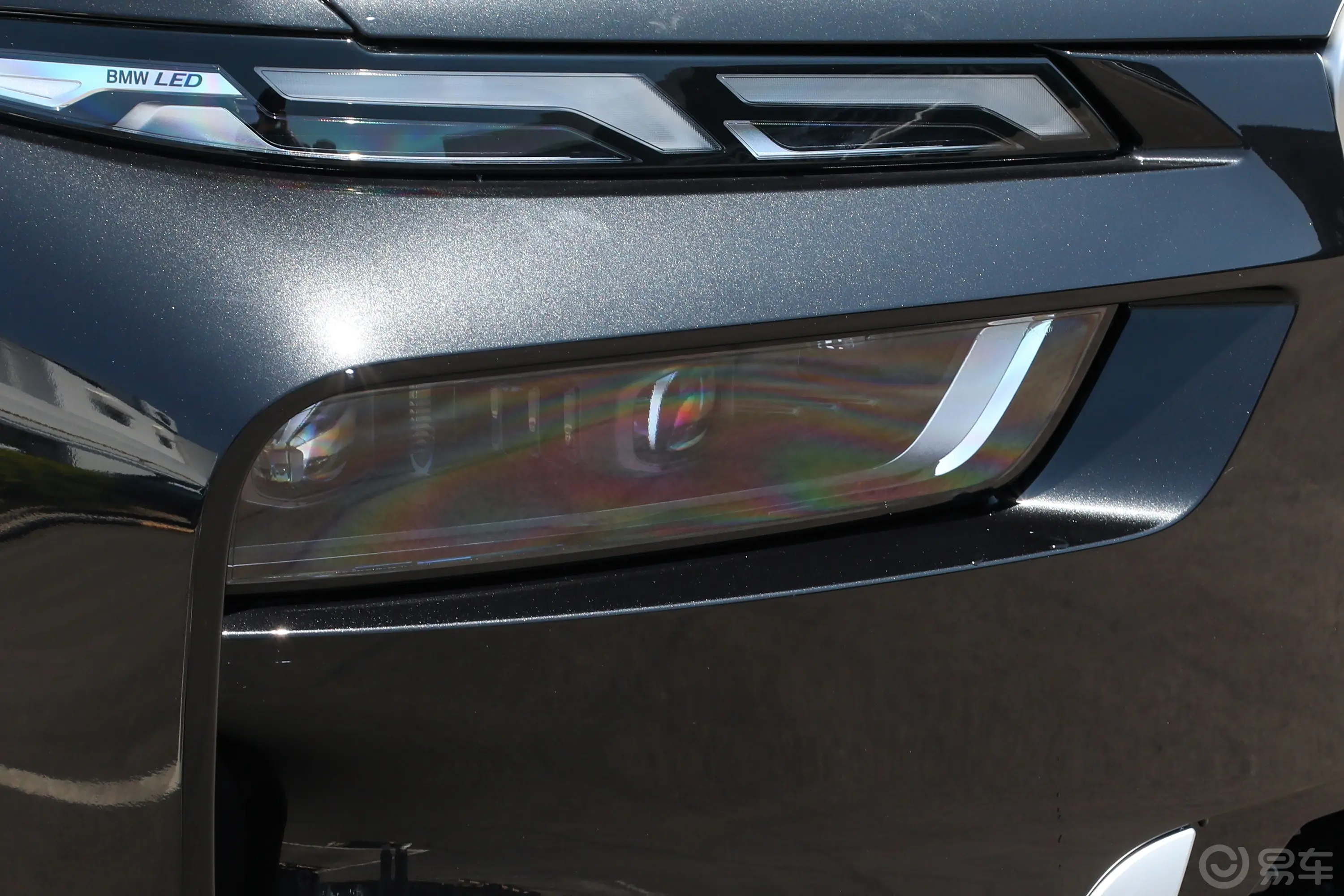 宝马X7改款 xDrive40i 领先型 豪华套装大灯侧45度俯拍