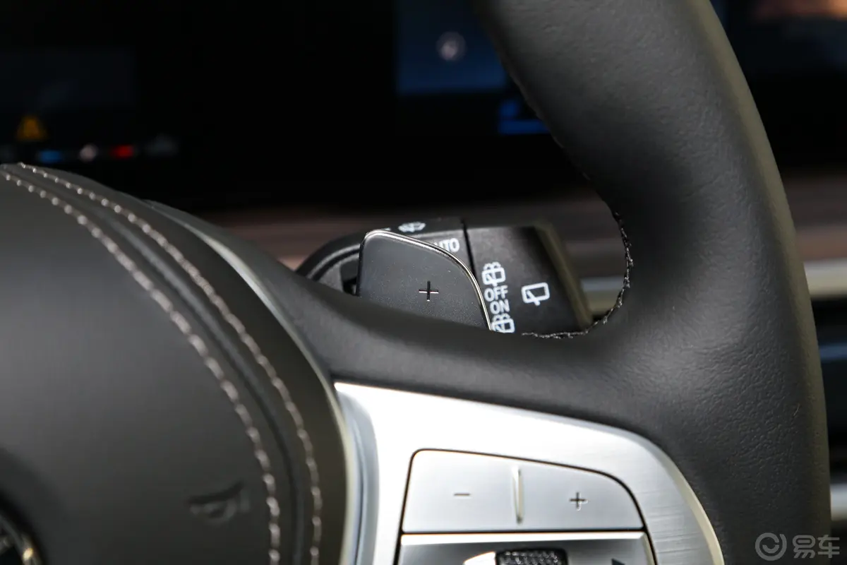 宝马X7改款 xDrive40i 领先型 豪华套装换挡拨片