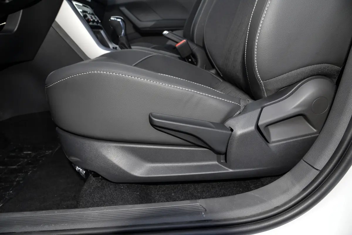 途铠改款 1.5L 自动舒适版主驾座椅调节