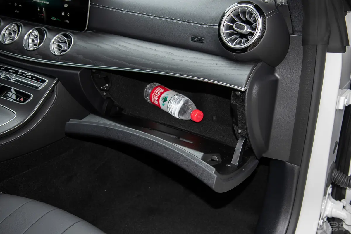 奔驰E级(进口)改款 E 300 轿跑车手套箱空间水瓶横置