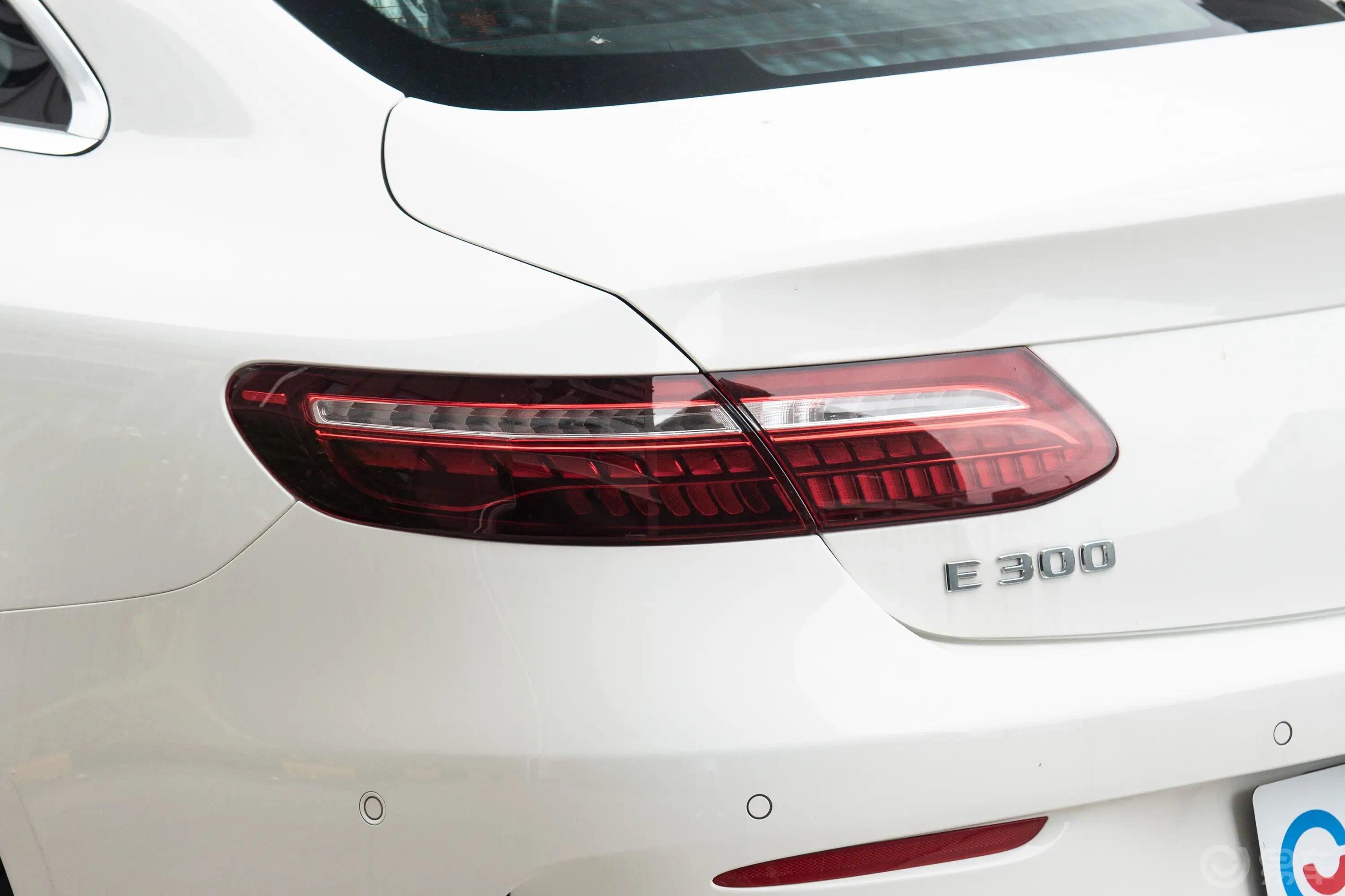 奔驰E级(进口)改款 E 300 轿跑车尾灯侧45度俯拍