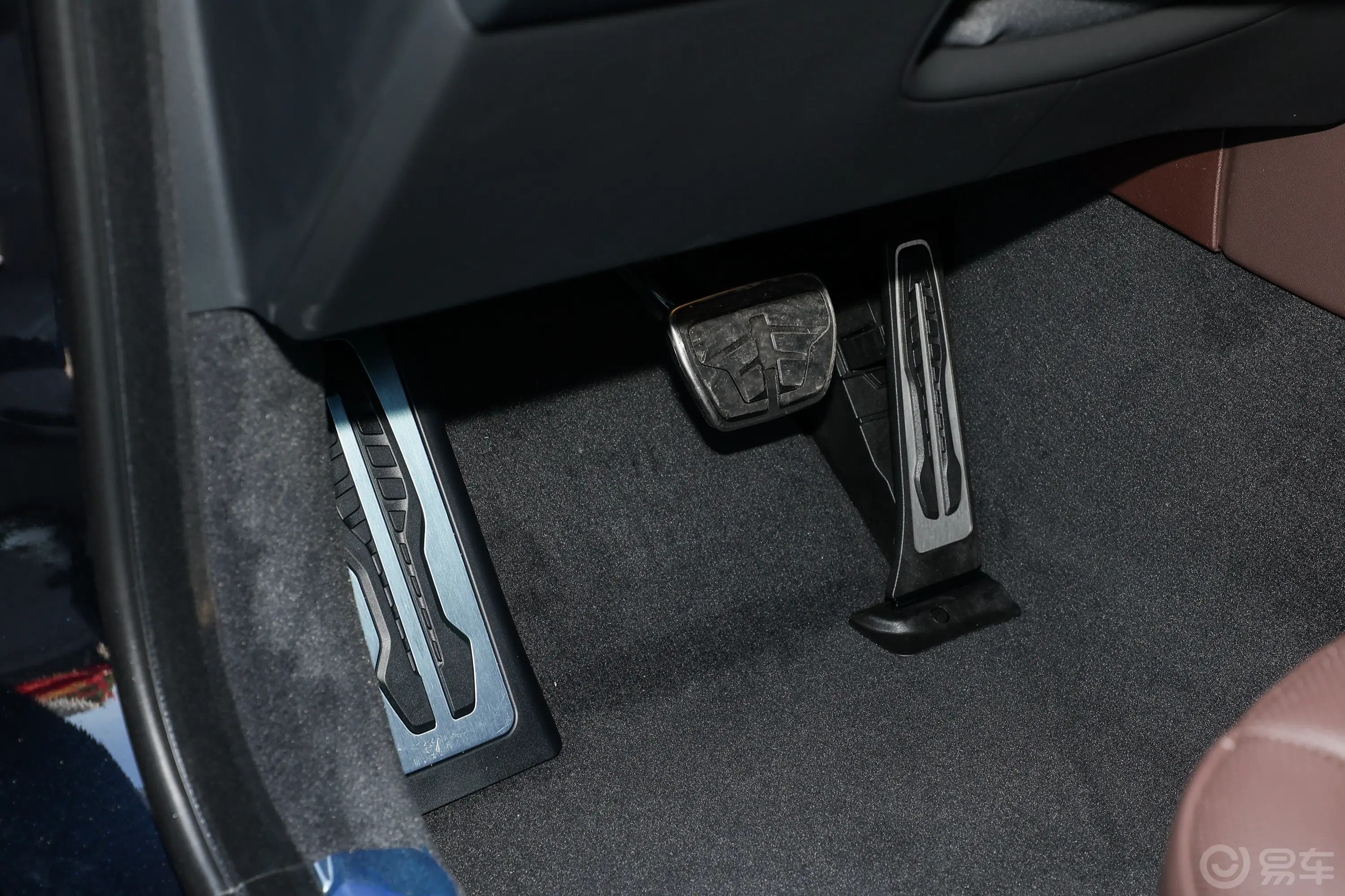 宝马i7eDrive50L 领先型 M运动套装脚踏板