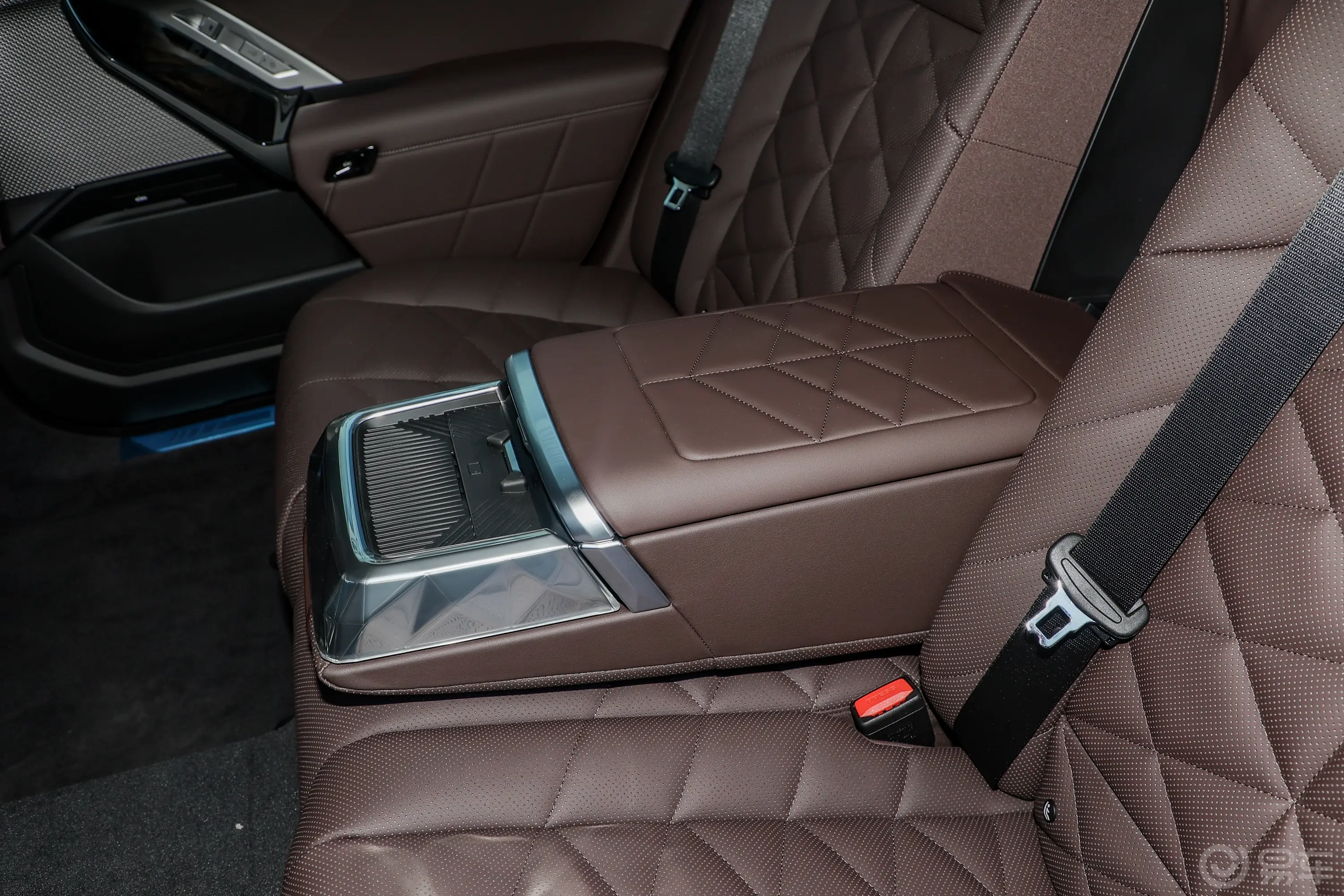 宝马i7eDrive50L 领先型 M运动套装后排中央扶手