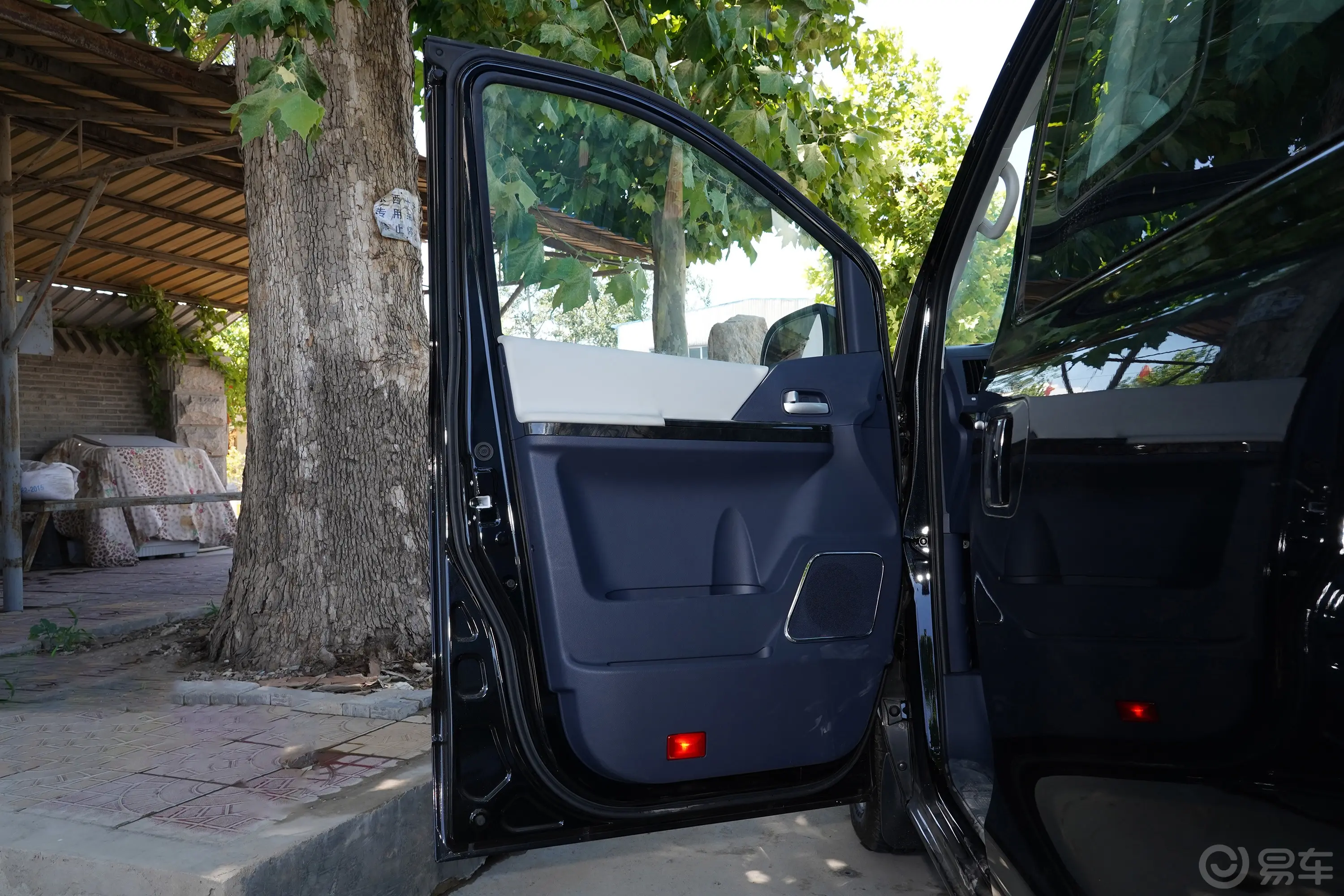 菱智PLUS1.5T 手动舒适型 9座驾驶员侧前车门